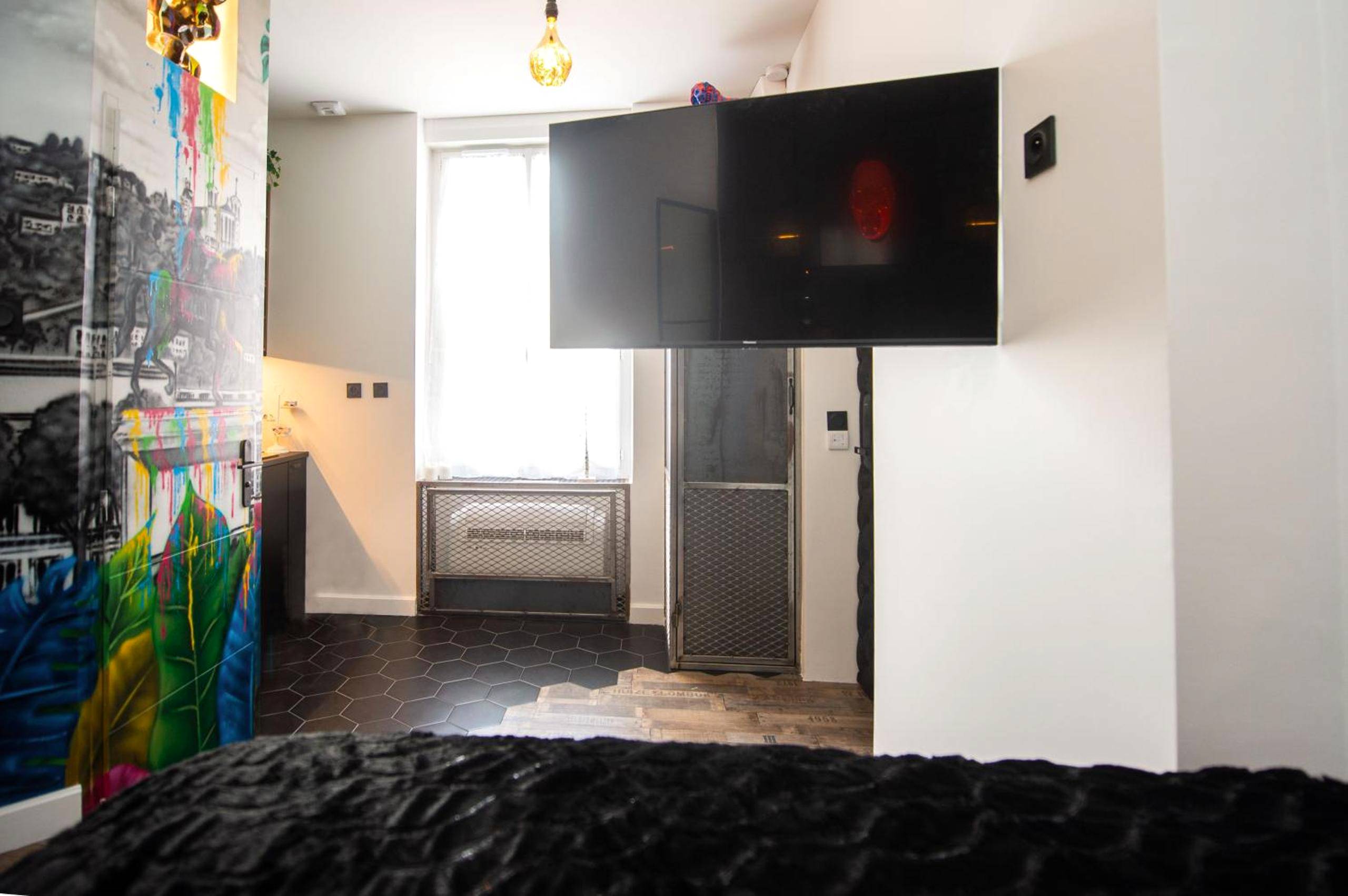 Écran plat face au lit et vue d'ensemble - URBAN JUNGLE SPA