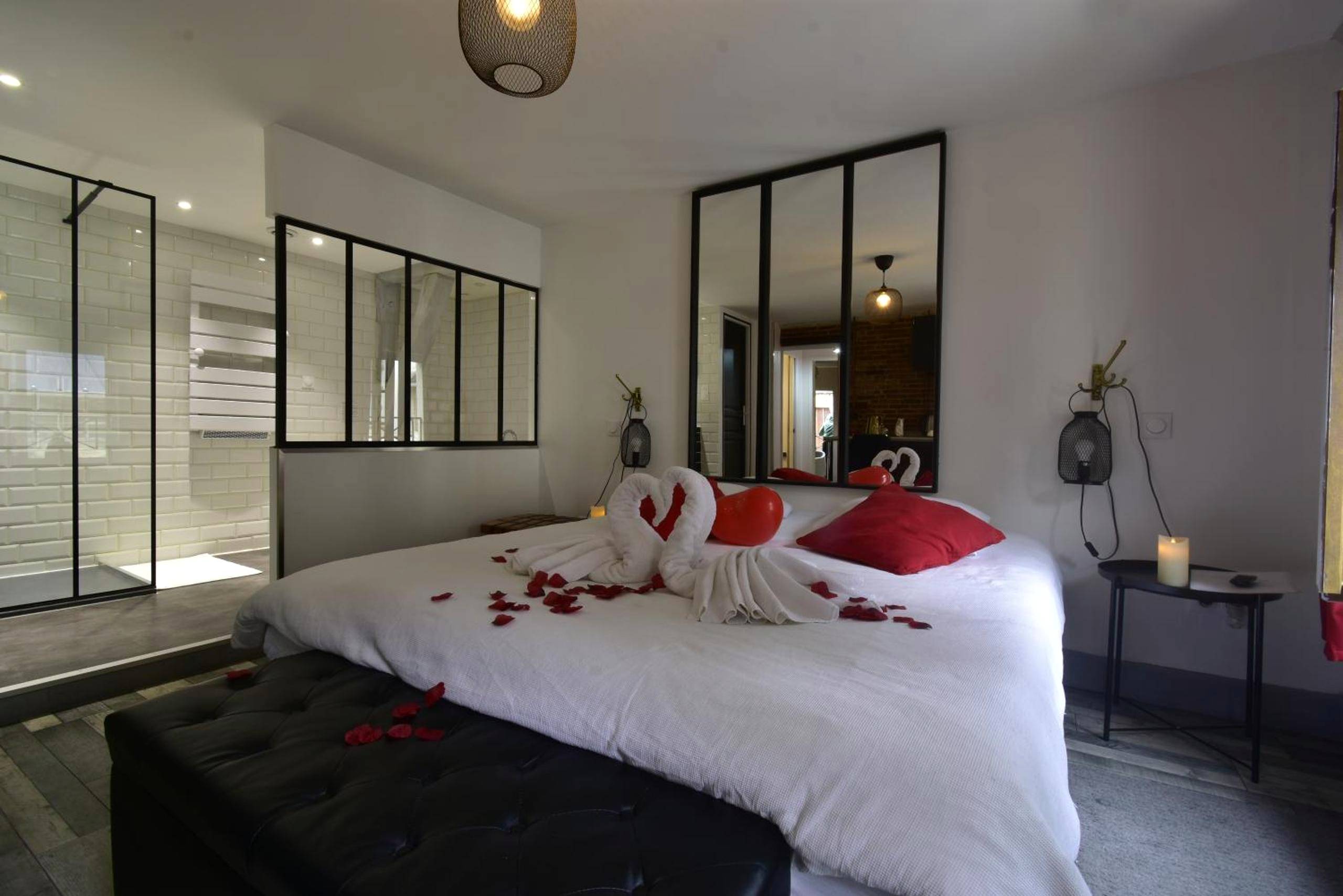 Lit double avec cygnes en serviette et pétales - Love Room Verneuil d'Avre et d'Iton - Appartement jacuzzi privatif :...