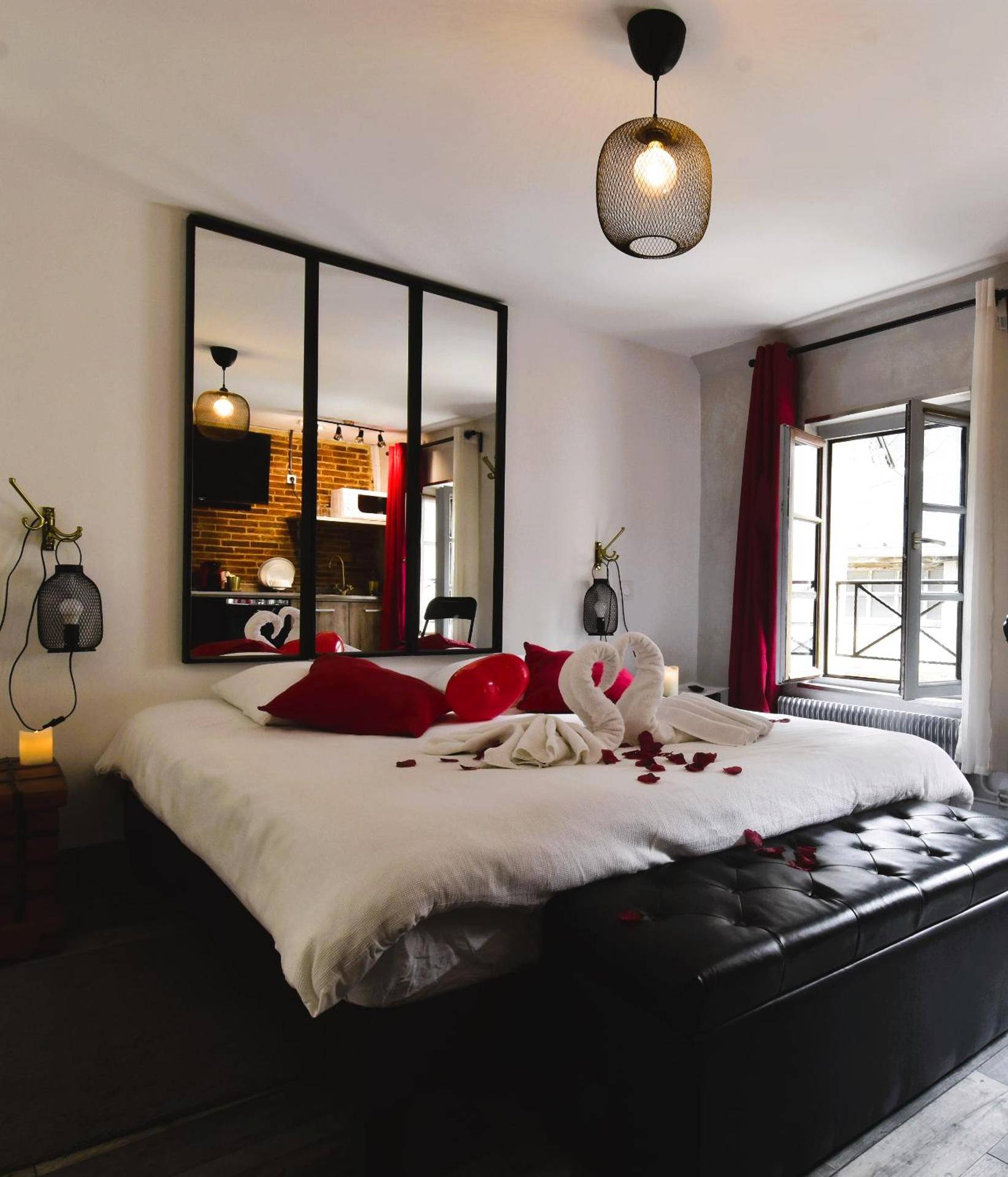 Chambre romantique avec miroirs et fenêtre - Appartement jacuzzi privatif : Urban Love