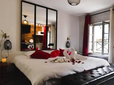 Chambre romantique avec miroirs et fenêtre - Appartement jacuzzi privatif : Urban Love