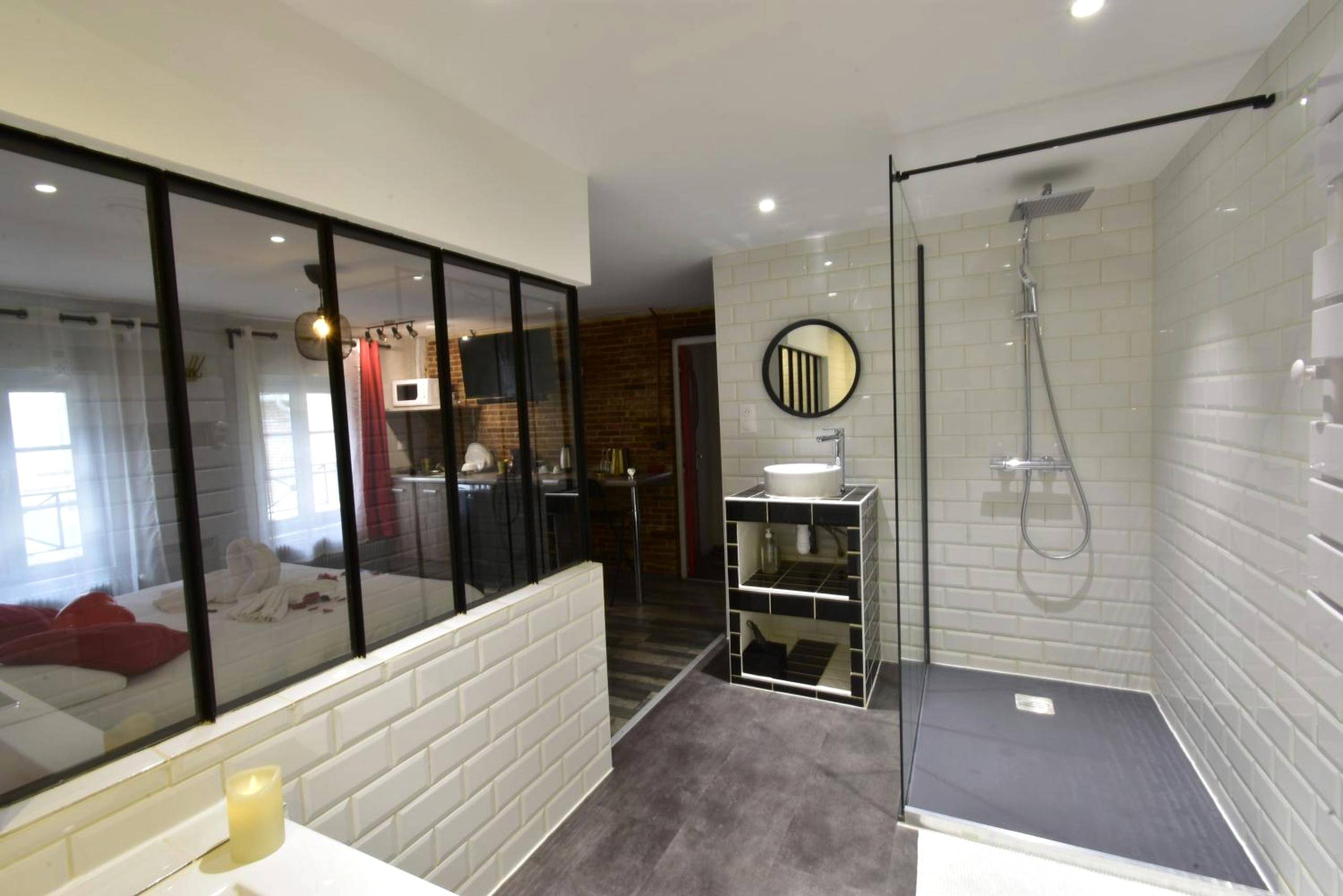 Salle d'eau ouverte avec douche à l'italienne - Appartement jacuzzi privatif : Urban Love