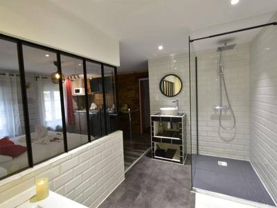 Salle d'eau ouverte avec douche à l'italienne - Appartement jacuzzi privatif : Urban Love