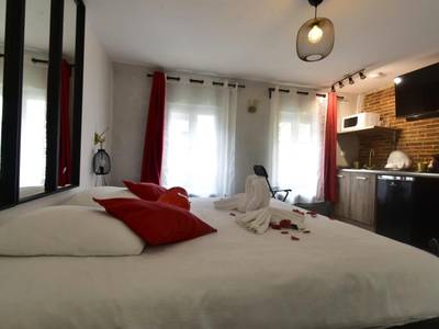 Vue d'ensemble de la chambre et du coin cuisine - Appartement jacuzzi privatif : Urban Love