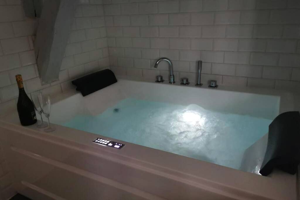 Photo du logement - Appartement jacuzzi privatif : Urban Love - Verneuil d'Avre et d'Iton