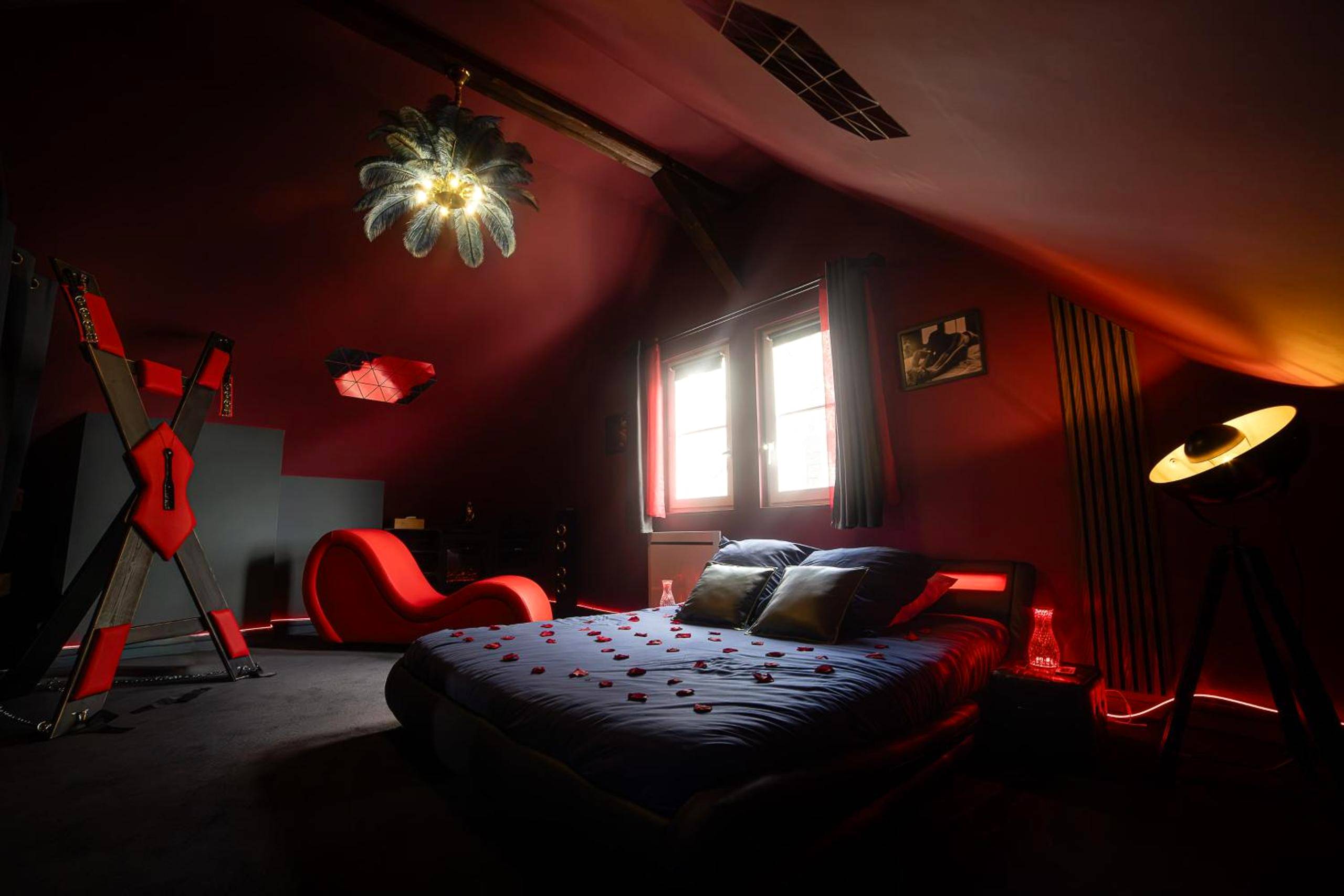 Chambre romantique avec lit et croix de Saint - André - Love Room Troyes - Urban Spa 3 nuances de plaisir