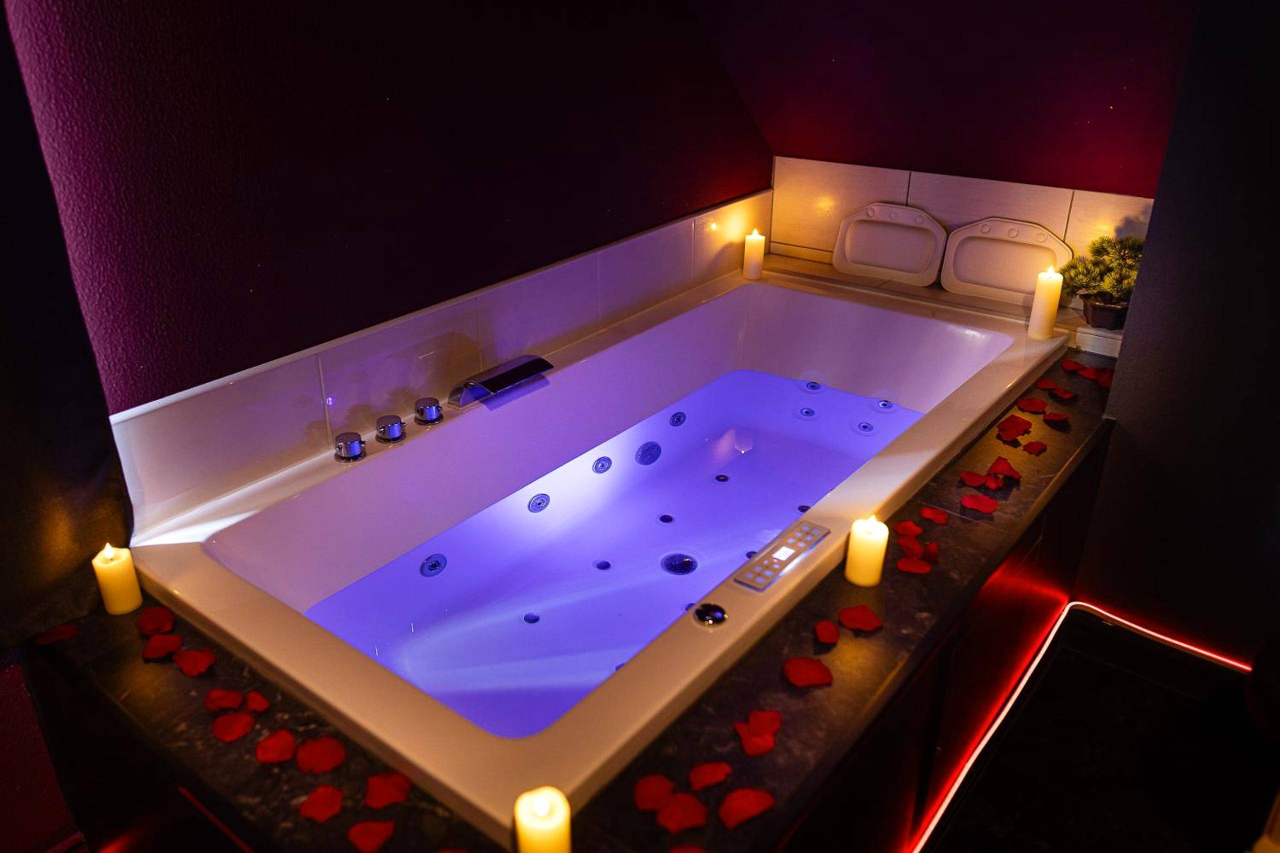 Baignoire balnéo avec pétales et bougies - Urban Spa 3 nuances de plaisir