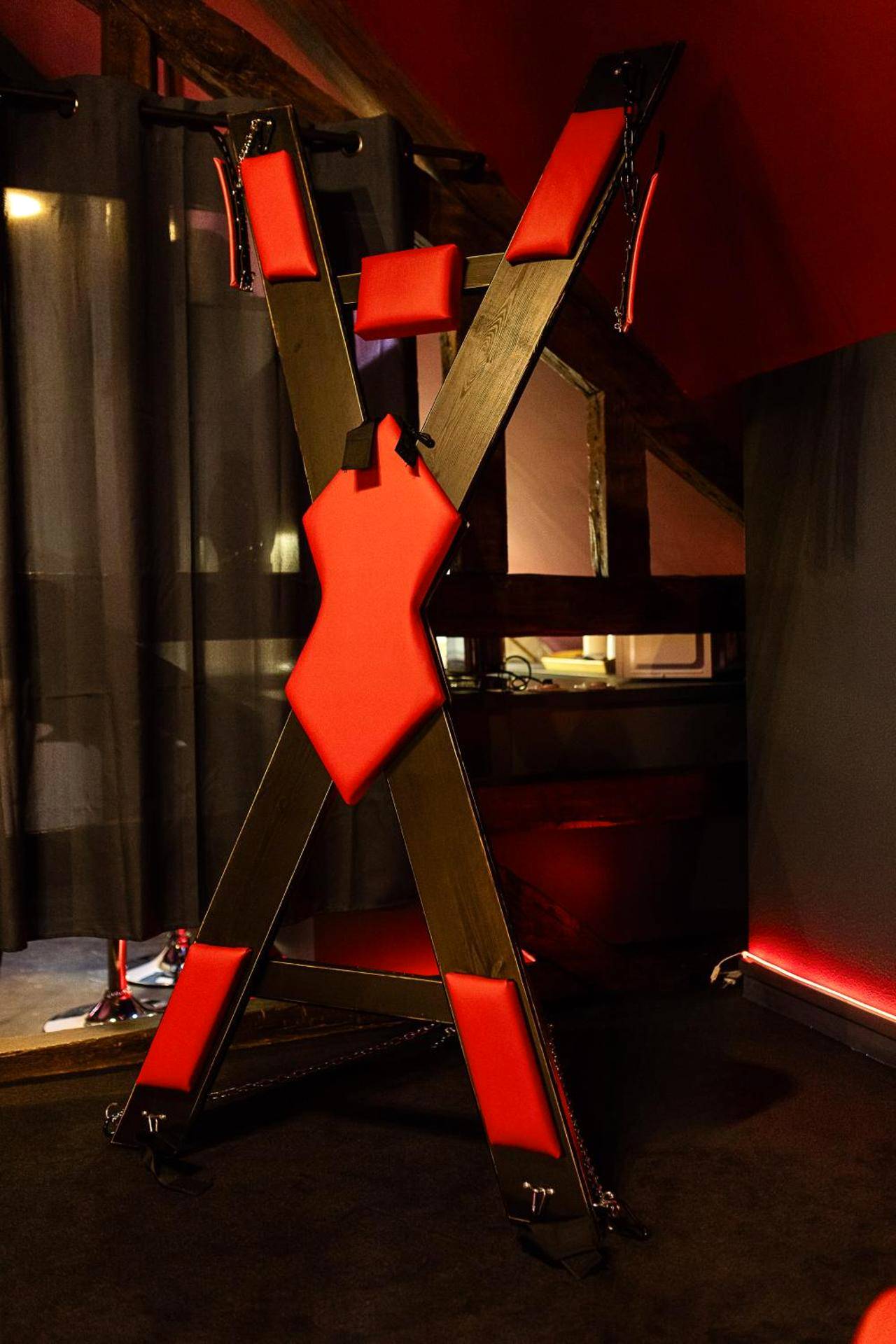 Croix de Saint - André en bois et cuir rouge - Urban Spa 3 nuances de plaisir