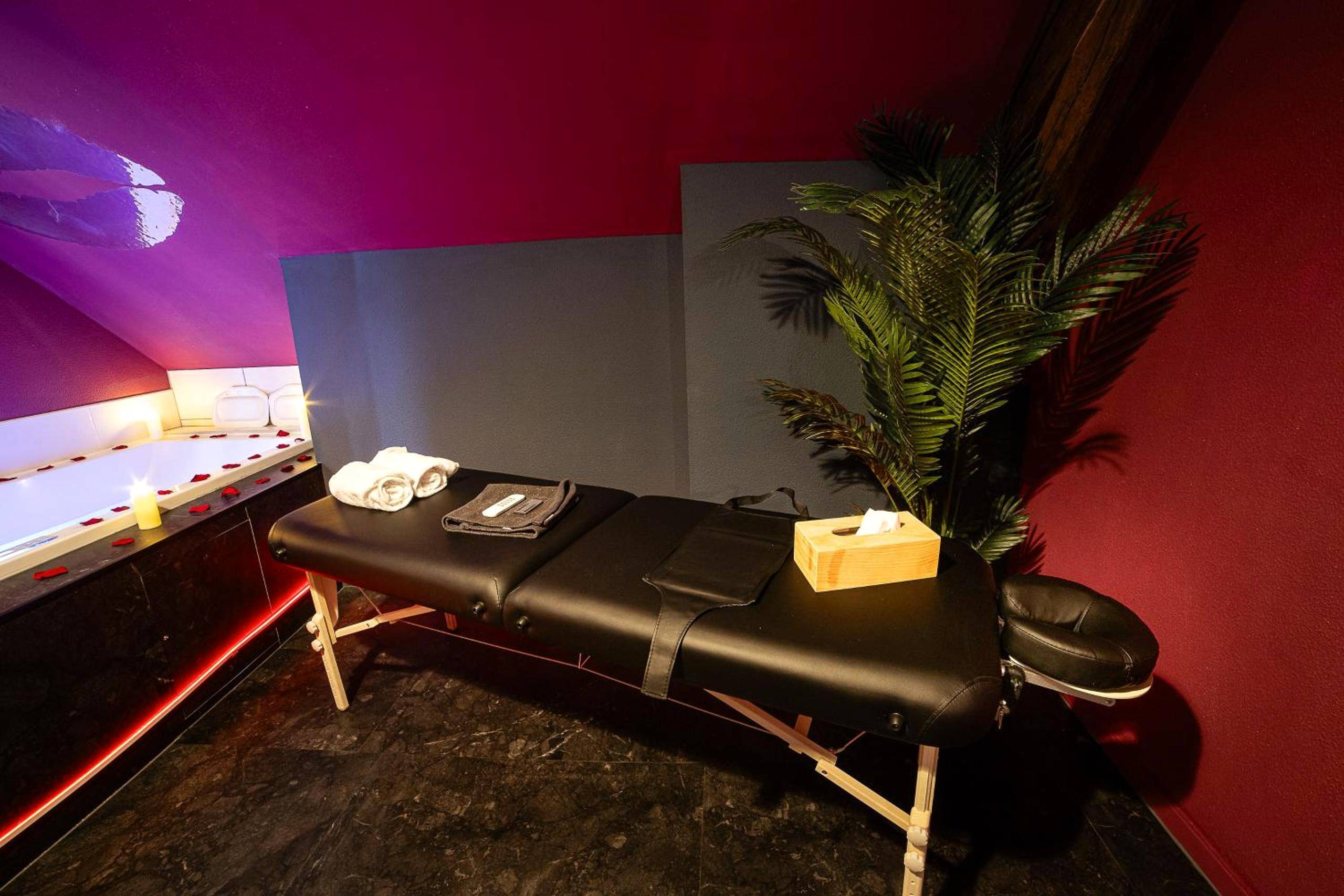 Table de massage noire avec serviettes - Urban Spa 3 nuances de plaisir