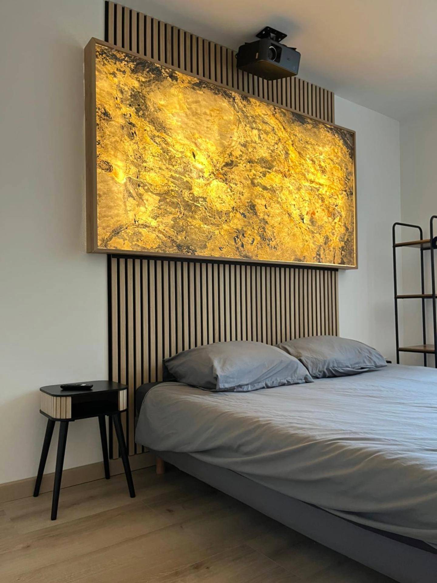 Lit double avec tête de lit lumineuse - Love Room Valence