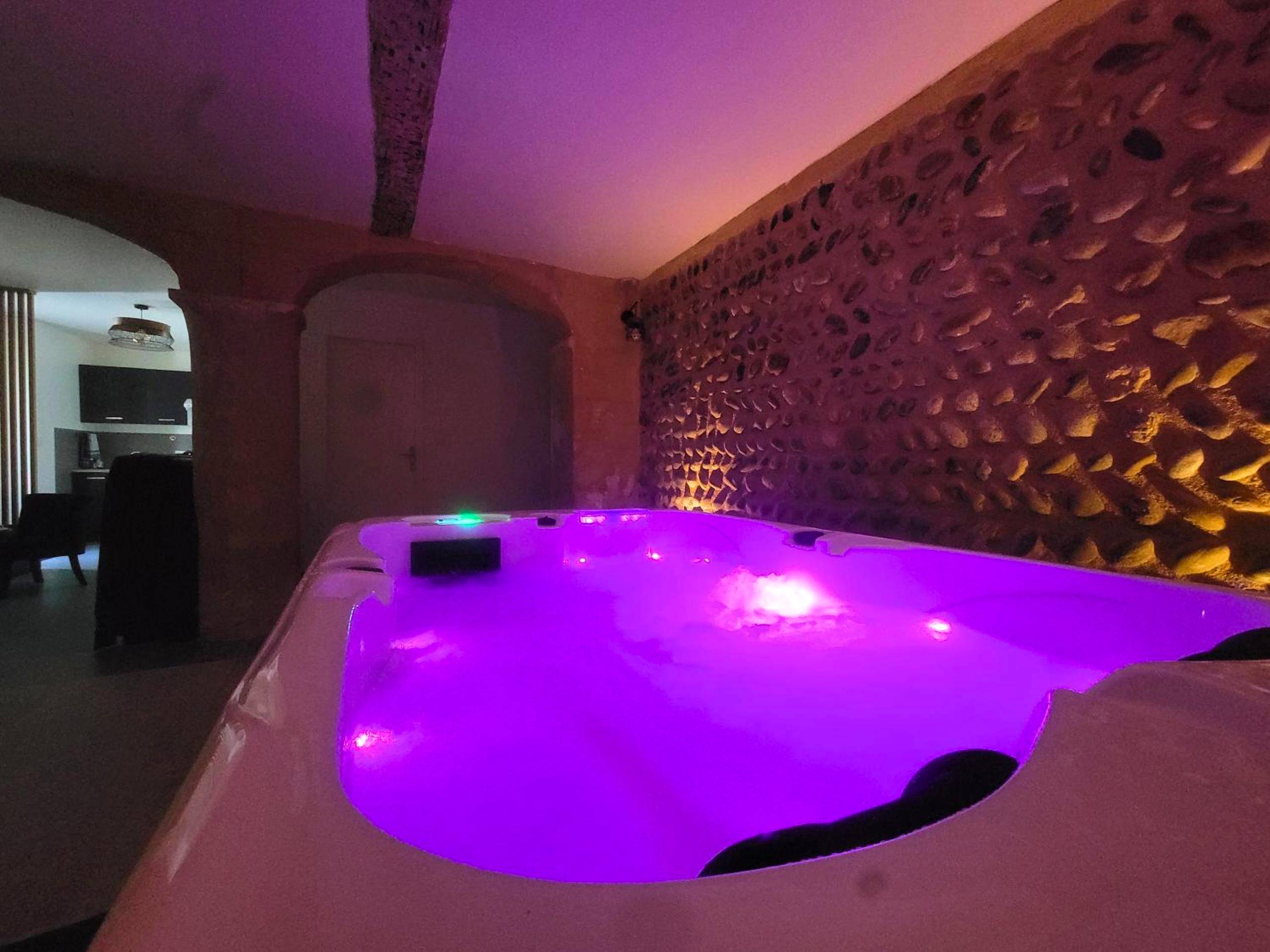Jacuzzi privatif avec éclairage violet - Love Room Valence