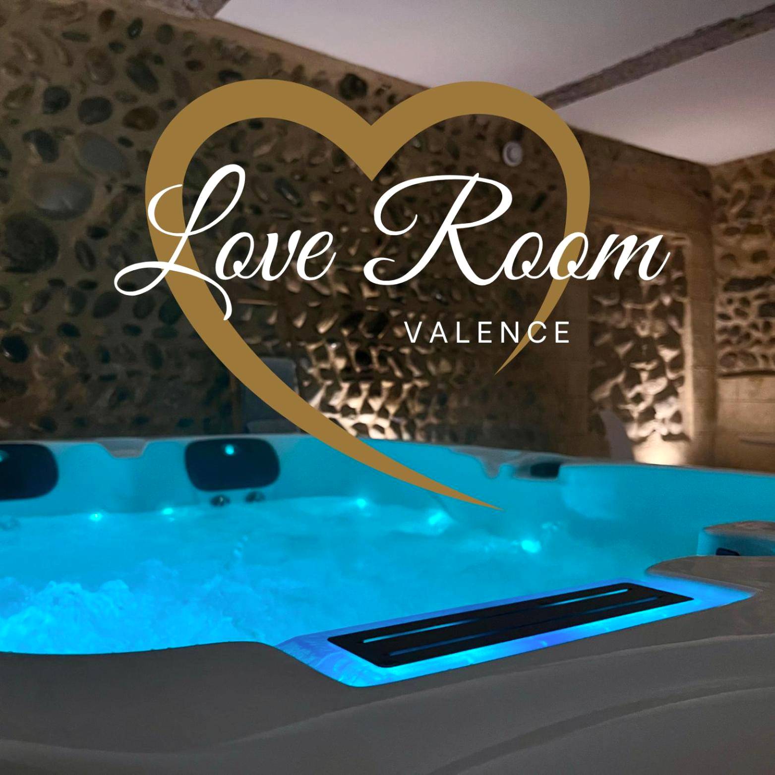Jacuzzi avec chromothérapie bleue - Love Room Valence