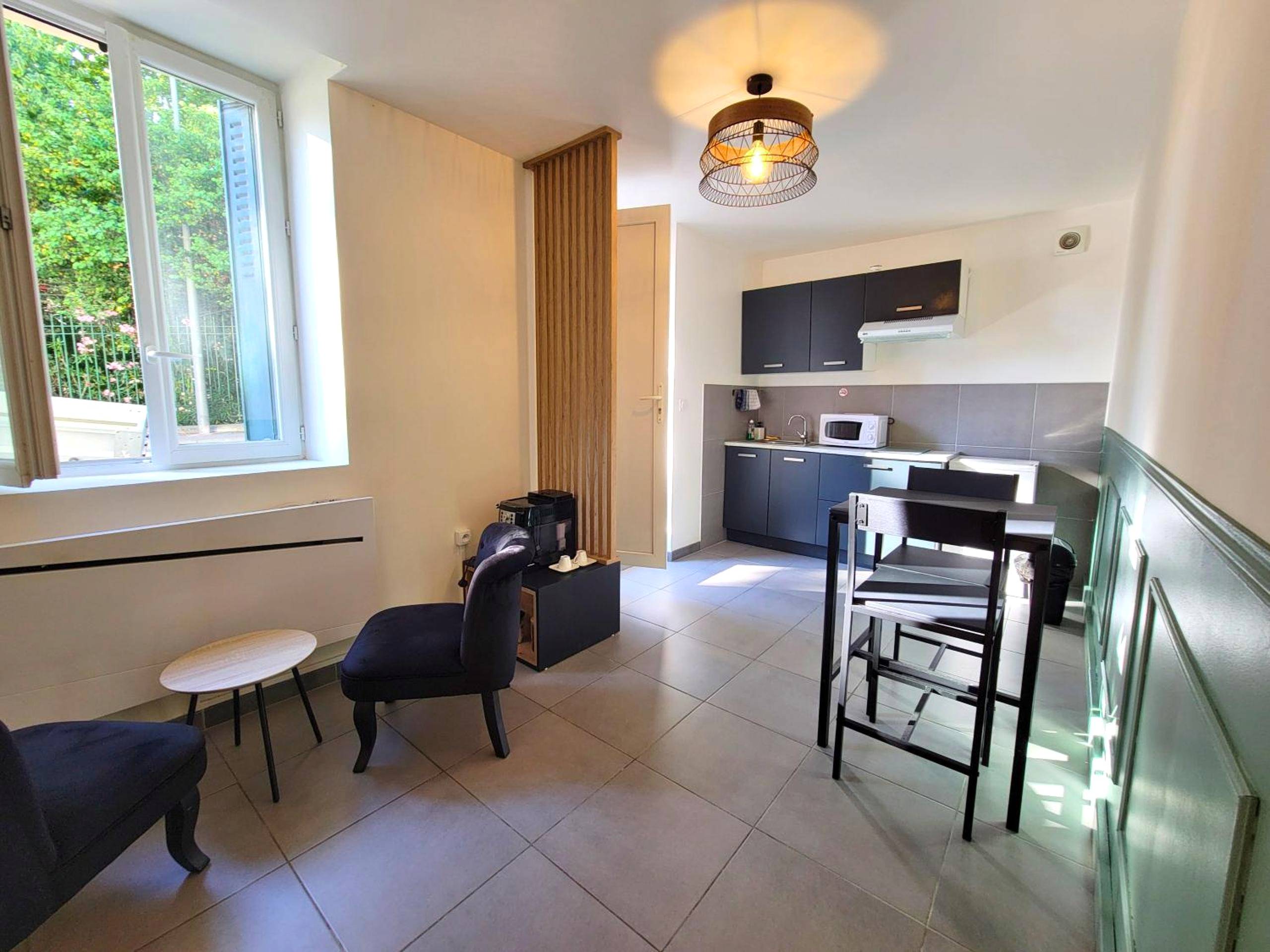 Espace cuisine et coin repas moderne - Love Room Valence