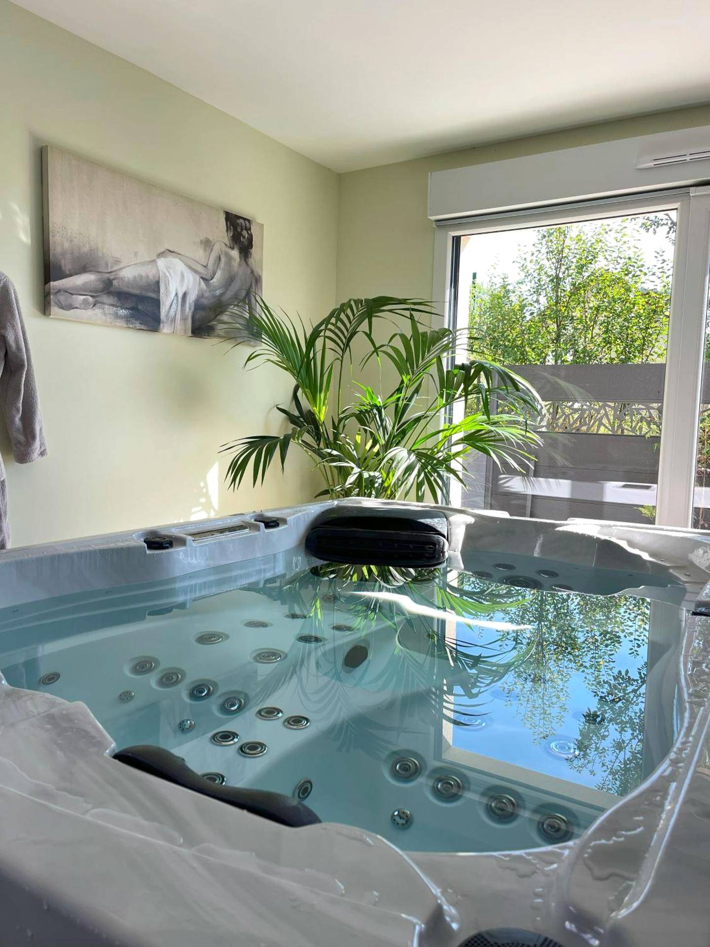 Jacuzzi privatif intérieur avec plante verte - Love Room Bourogne - LA VALENTINE Love room GITES DES 3 LAVOIRS