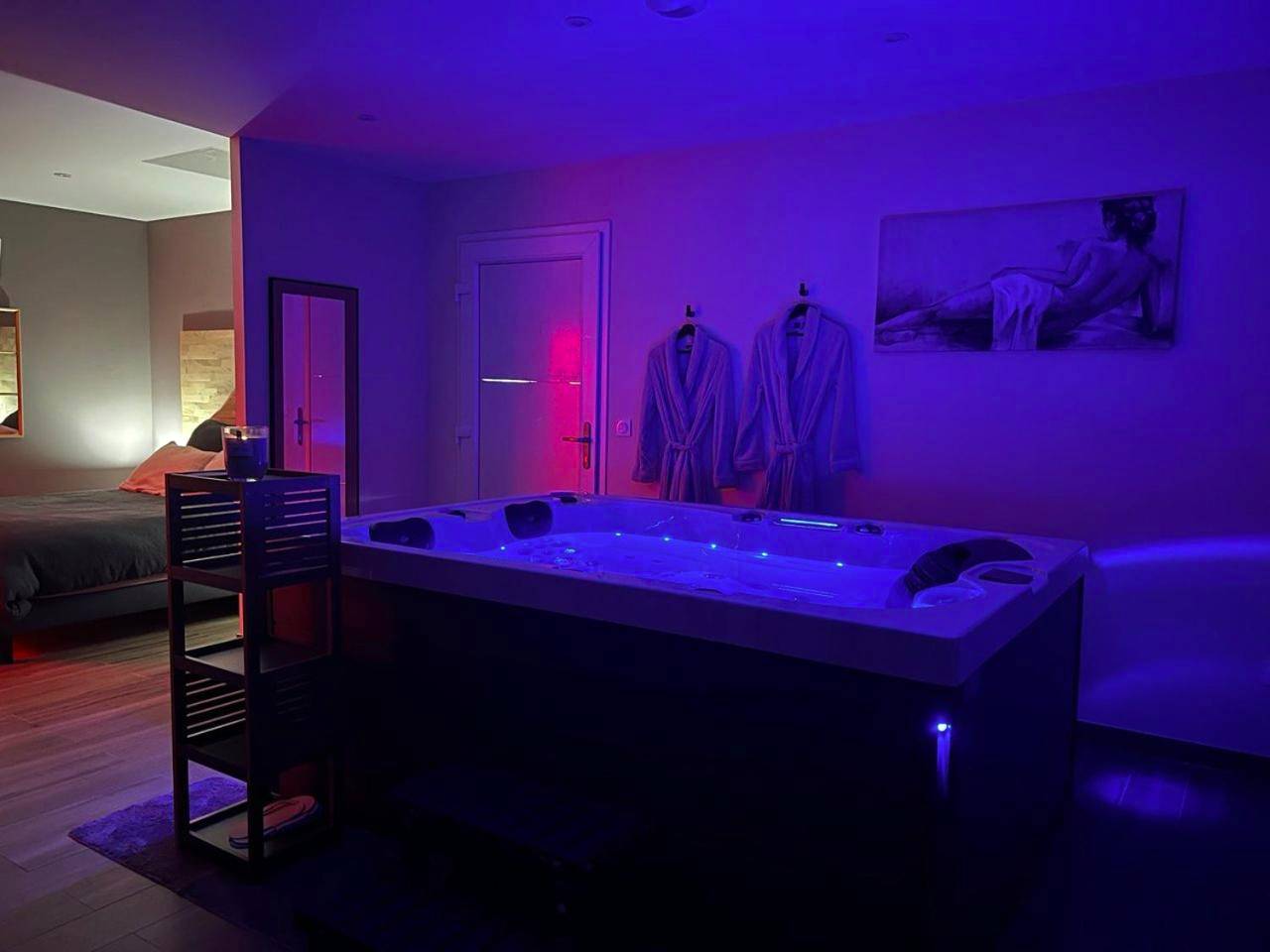 Espace spa avec jacuzzi et éclairage néon bleu - LA VALENTINE Love room GITES DES 3 LAVOIRS