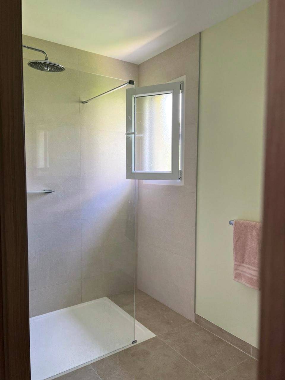 Douche à l'italienne avec paroi vitrée - LA VALENTINE Love room GITES DES 3 LAVOIRS