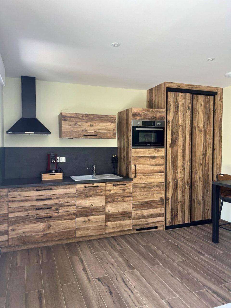 Cuisine équipée moderne avec façades bois - LA VALENTINE Love room GITES DES 3 LAVOIRS