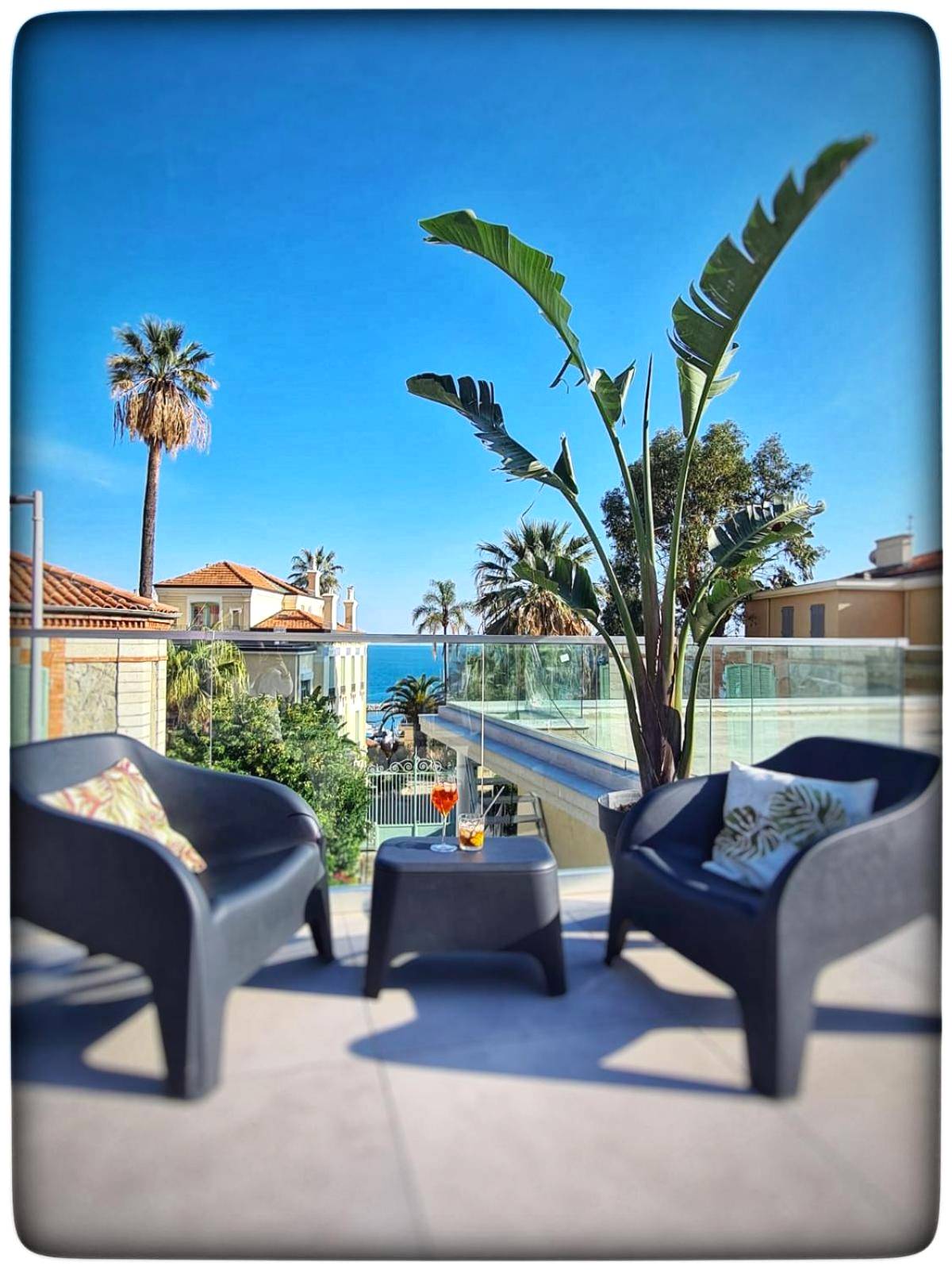 Terrasse avec fauteuils et vue mer - Love Room Menton - Le Vallaya Suites & Spa
