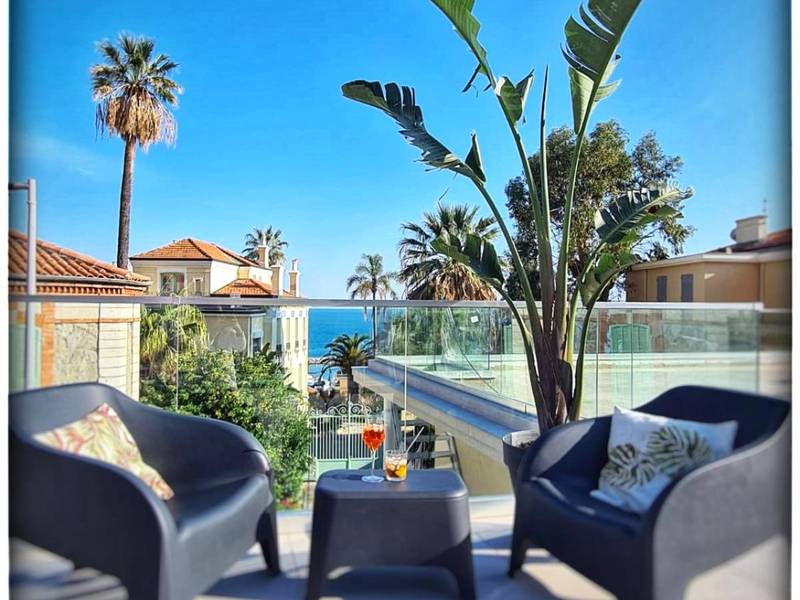 Terrasse avec fauteuils et vue mer - Love Room Menton - Le Vallaya Suites & Spa