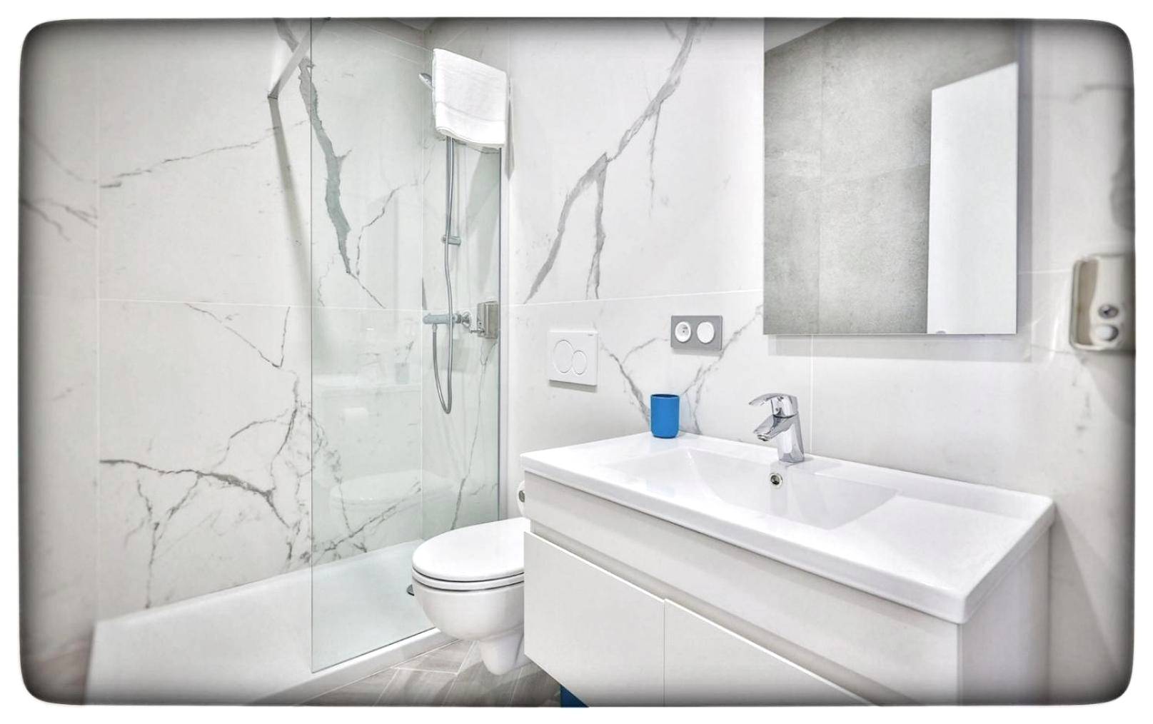 Salle de bain moderne en marbre blanc - Le Vallaya Suites & Spa