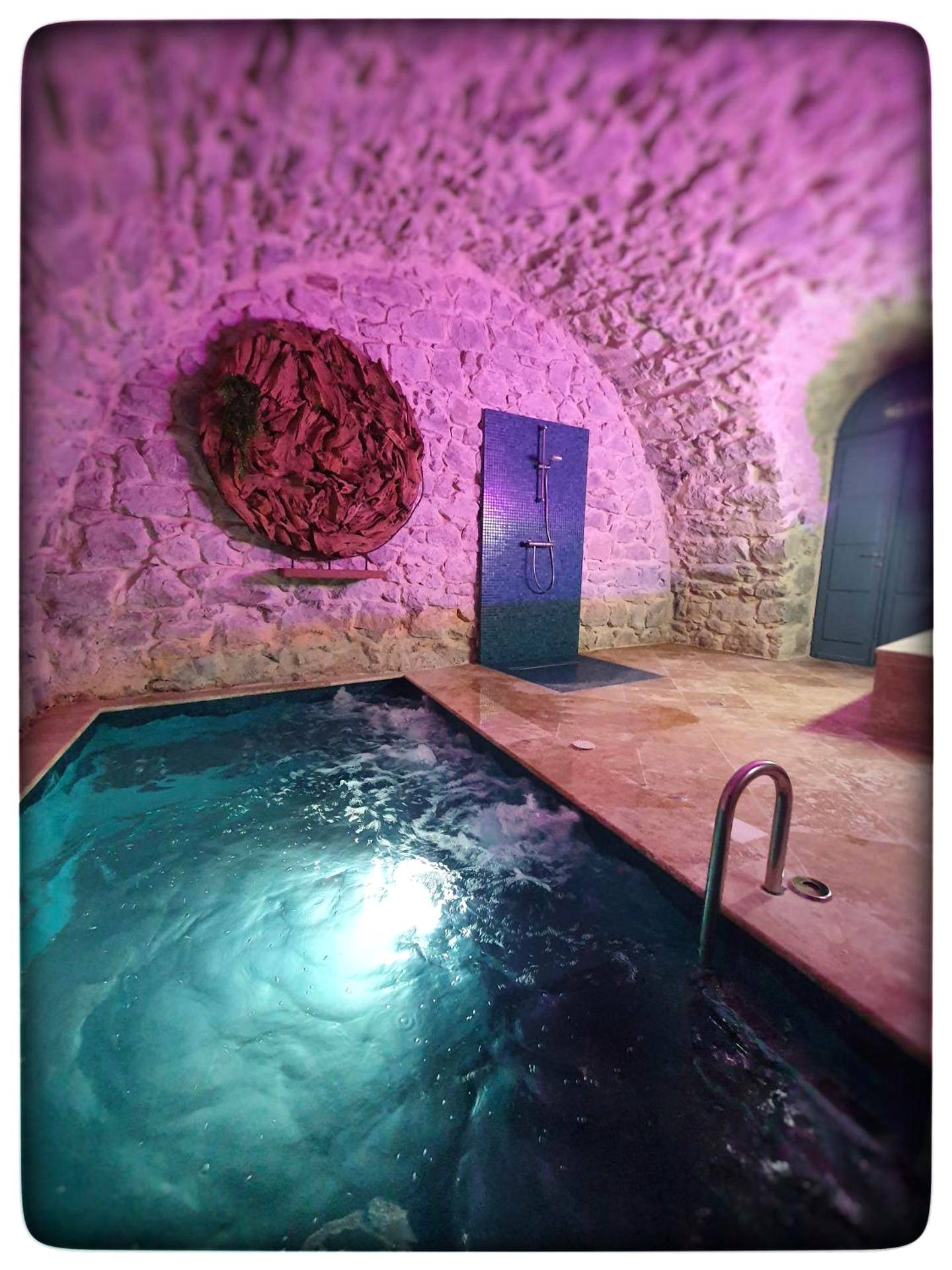 Piscine intérieure sous voûte en pierre - Le Vallaya Suites & Spa