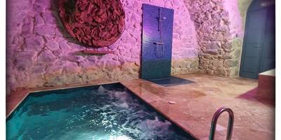 Piscine intérieure sous voûte en pierre - Le Vallaya Suites & Spa