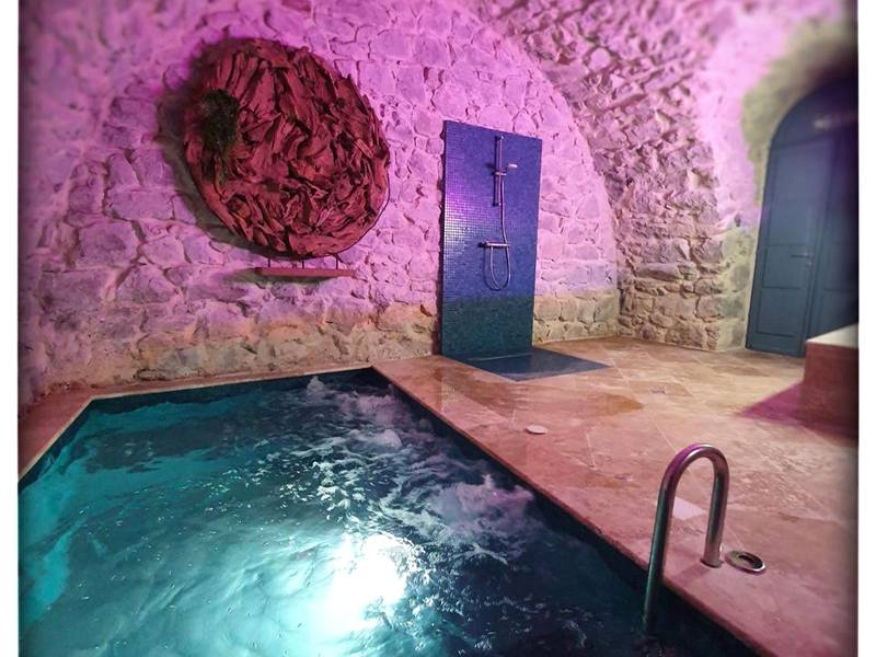 Piscine intérieure sous voûte en pierre - Le Vallaya Suites & Spa