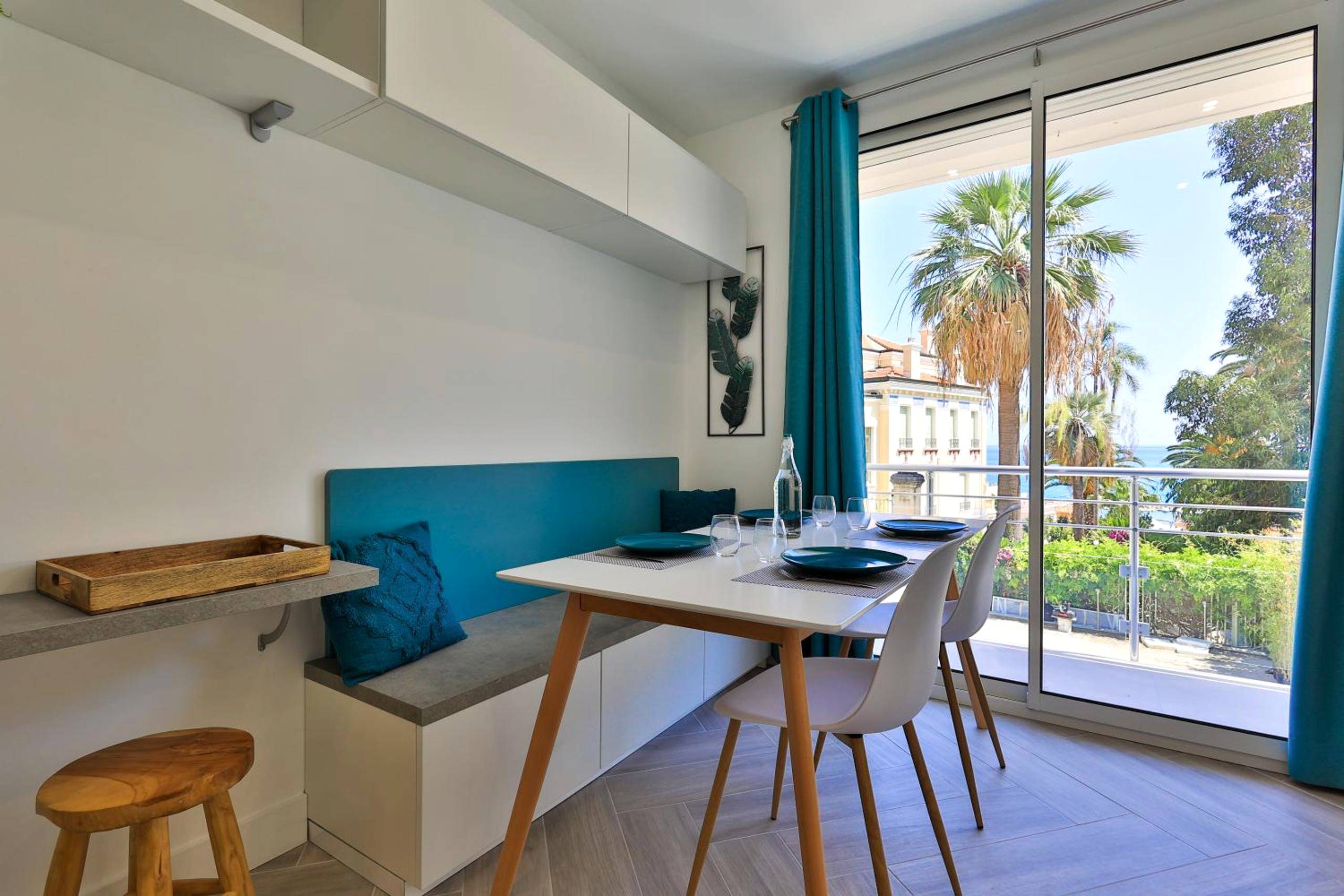 Coin repas lumineux avec vue sur palmiers - Le Vallaya Suites & Spa