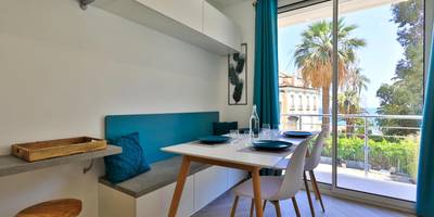 Coin repas lumineux avec vue sur palmiers - Le Vallaya Suites & Spa