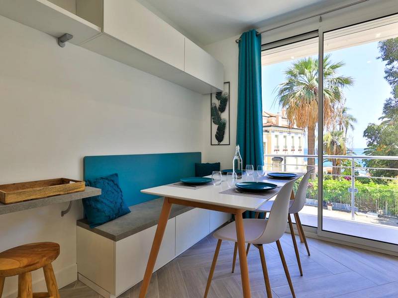 Coin repas lumineux avec vue sur palmiers - Le Vallaya Suites & Spa