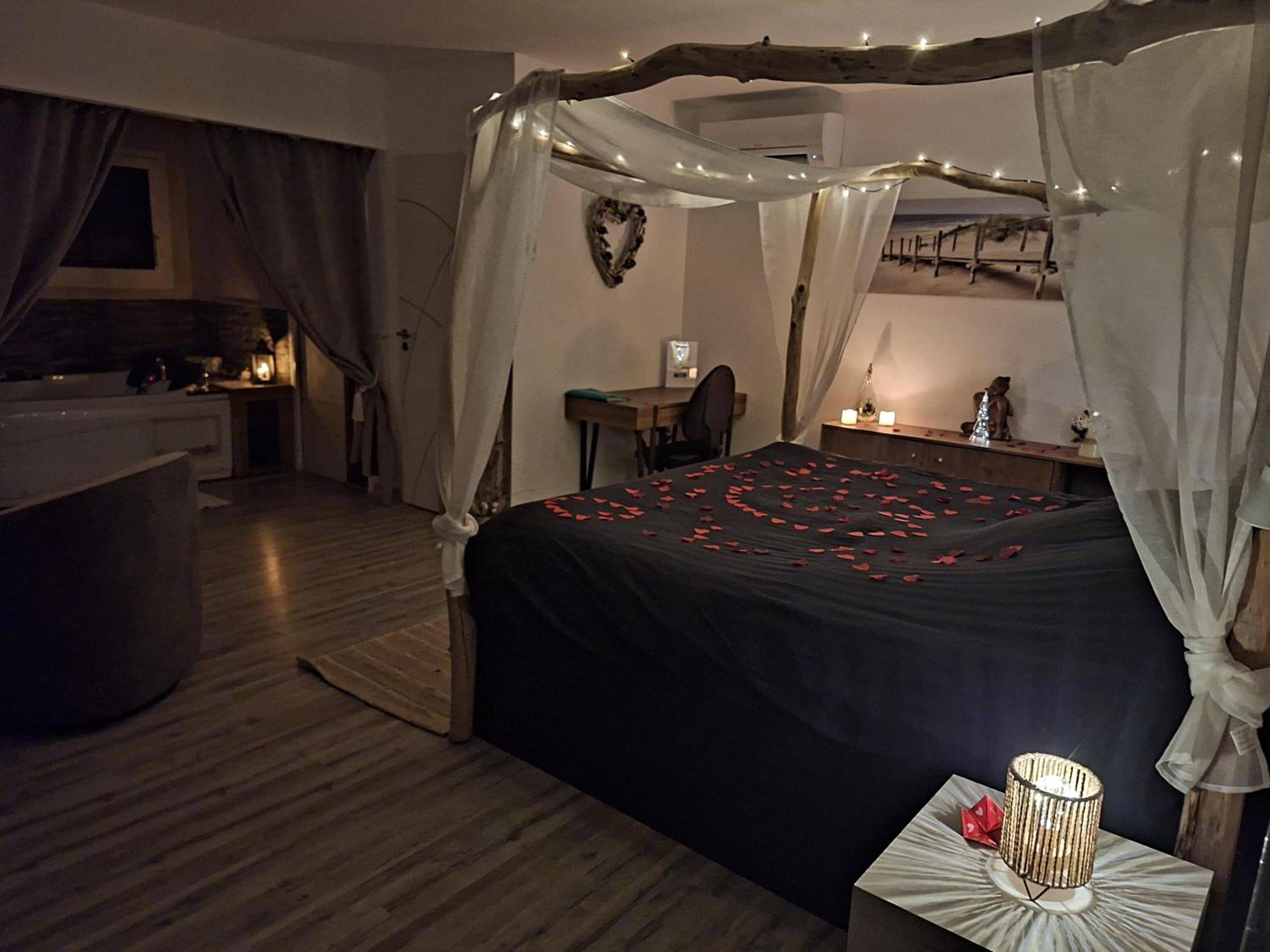 Lit à baldaquin avec pétales de rose - Love Room Sorède - séjour bien - être balnéothérapie en vallée heureuse à Sorede