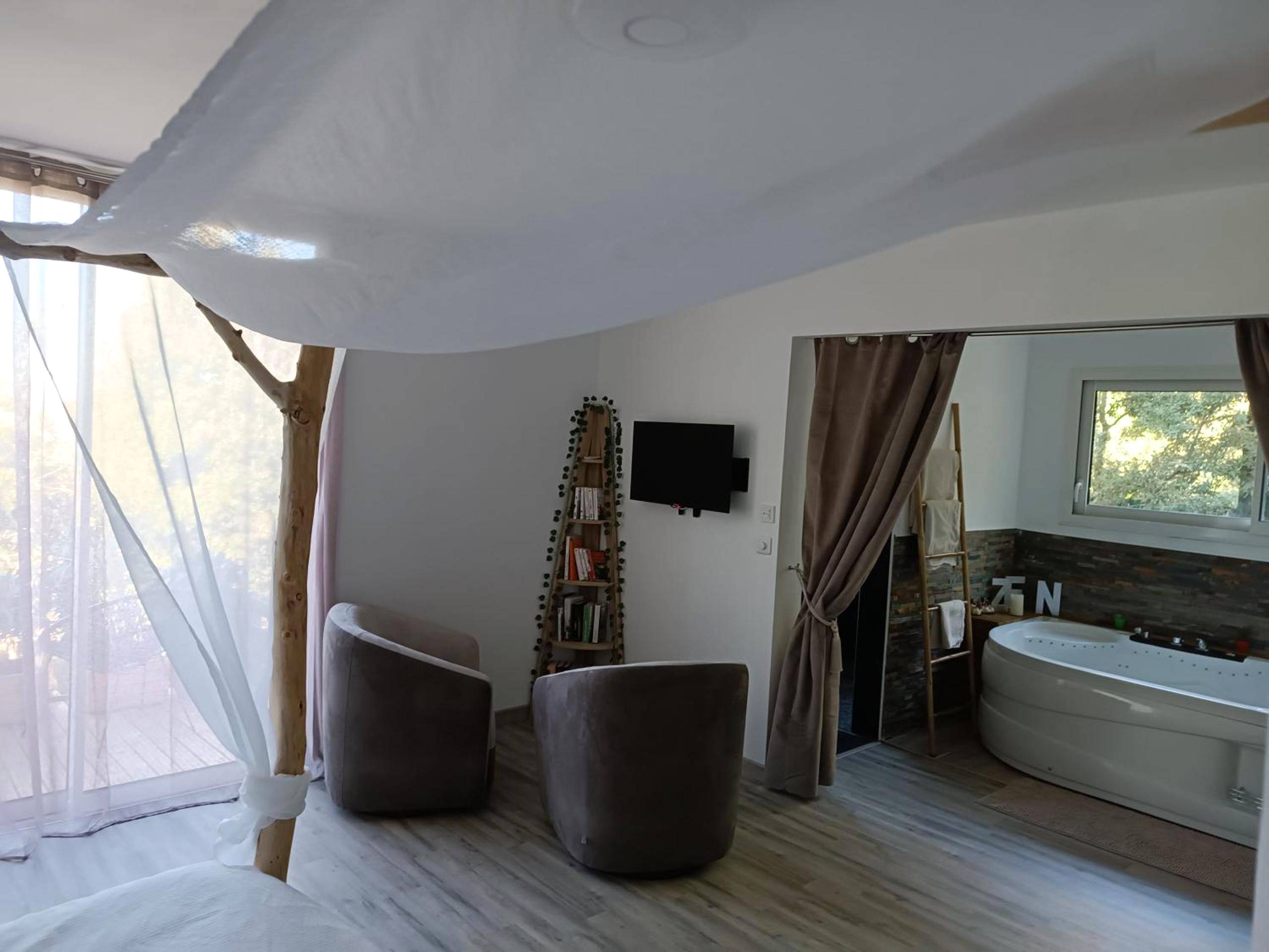 Espace détente avec fauteuils et jacuzzi - séjour bien - être balnéothérapie en vallée heureuse à Sorede