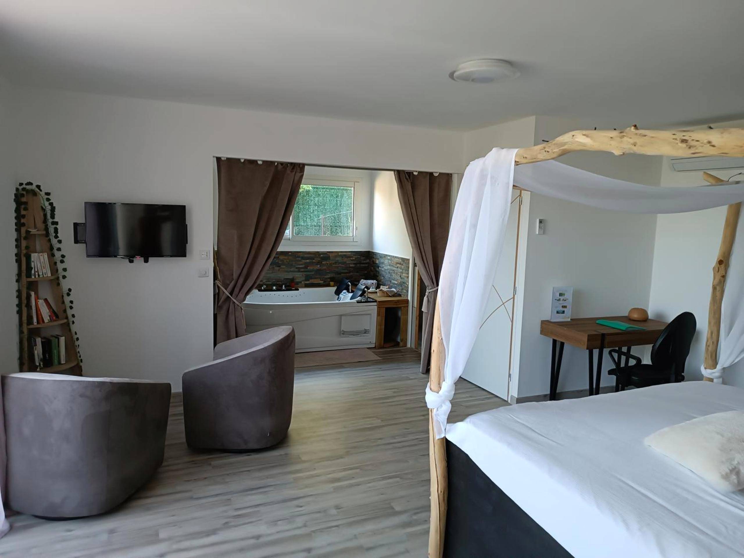 Vue d'ensemble de la chambre et du jacuzzi - séjour bien - être balnéothérapie en vallée heureuse à Sorede