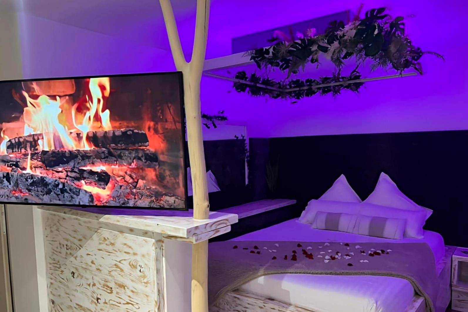 Lit avec pétales de rose et ambiance violette - Love Room Pacy - sur - Eure - Vanadis, Suites d'exceptions & spa - LE BALNEO