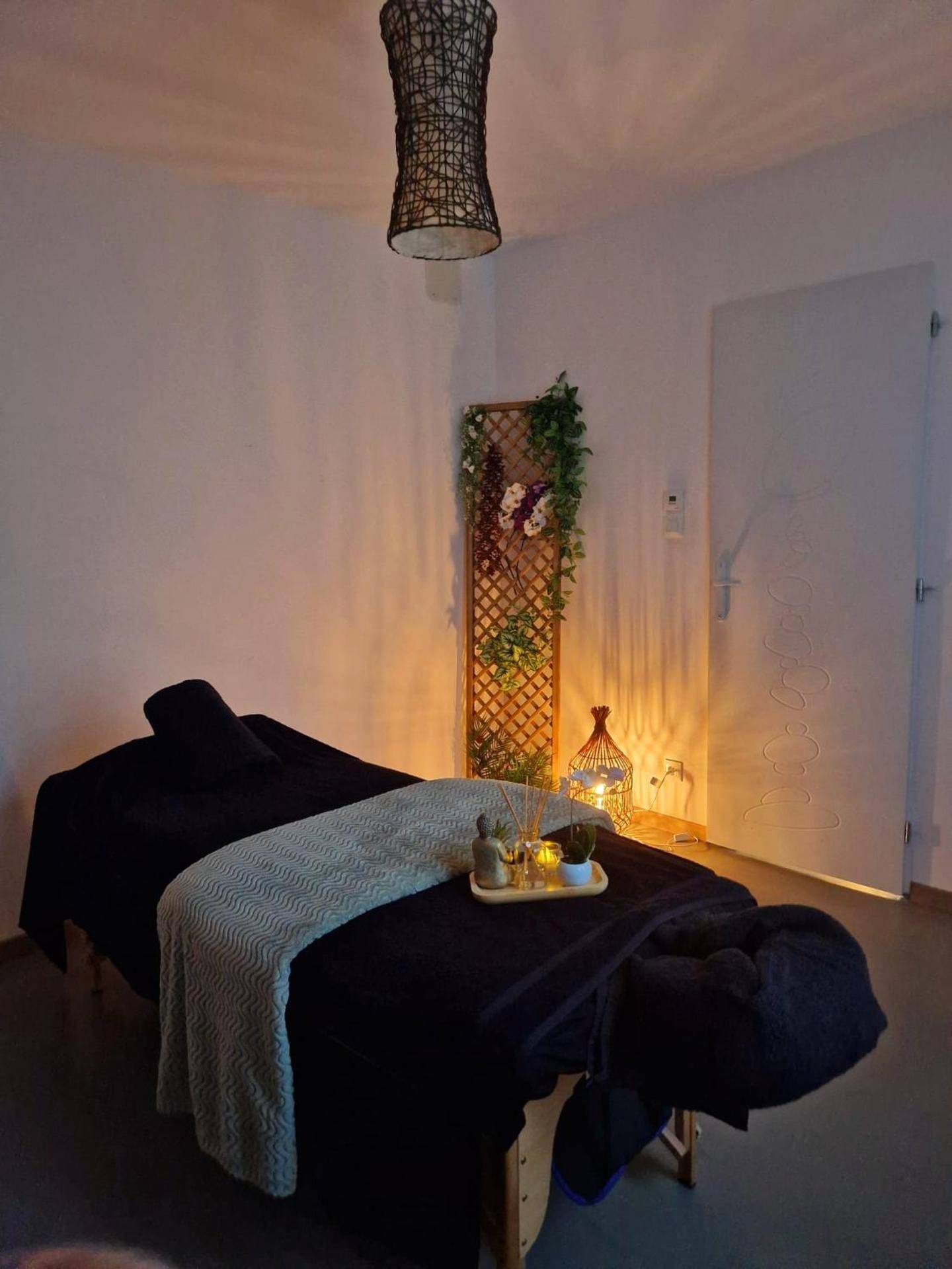 Table de massage dans une ambiance tamisée - Vanadis, Suites d'exceptions & spa - LE BALNEO