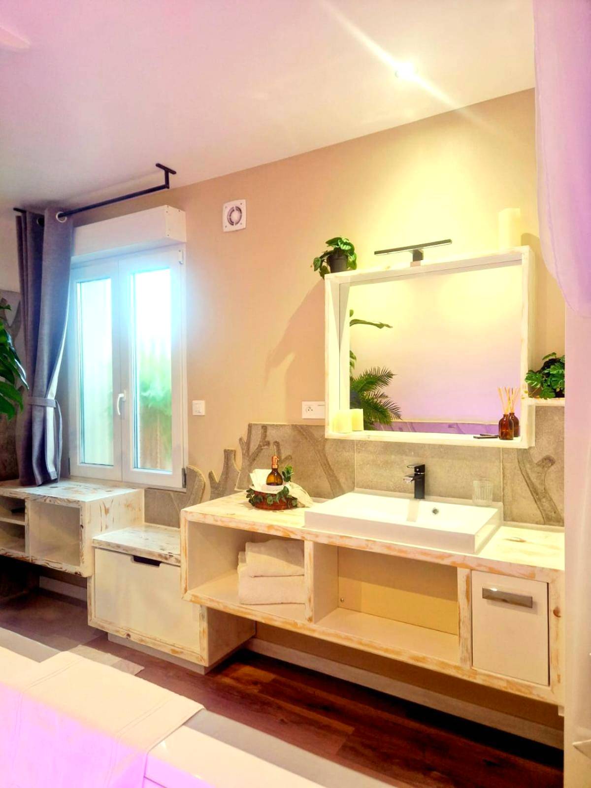 Meuble vasque moderne avec grand miroir - Vanadis, Suites d'exceptions & spa - LE BALNEO