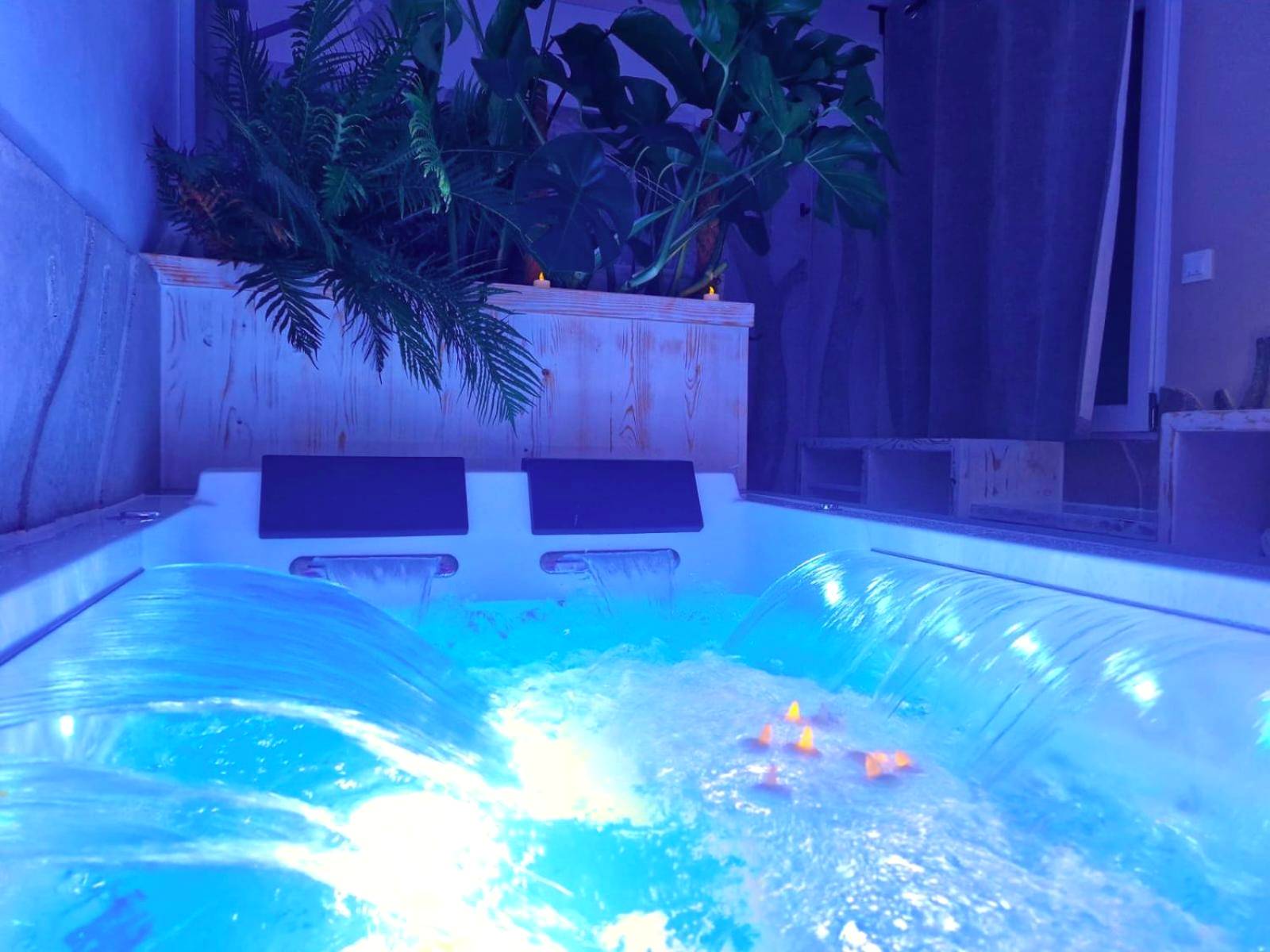 Jacuzzi privatif avec cascades et lumière bleue - Vanadis, Suites d'exceptions & spa - LE BALNEO
