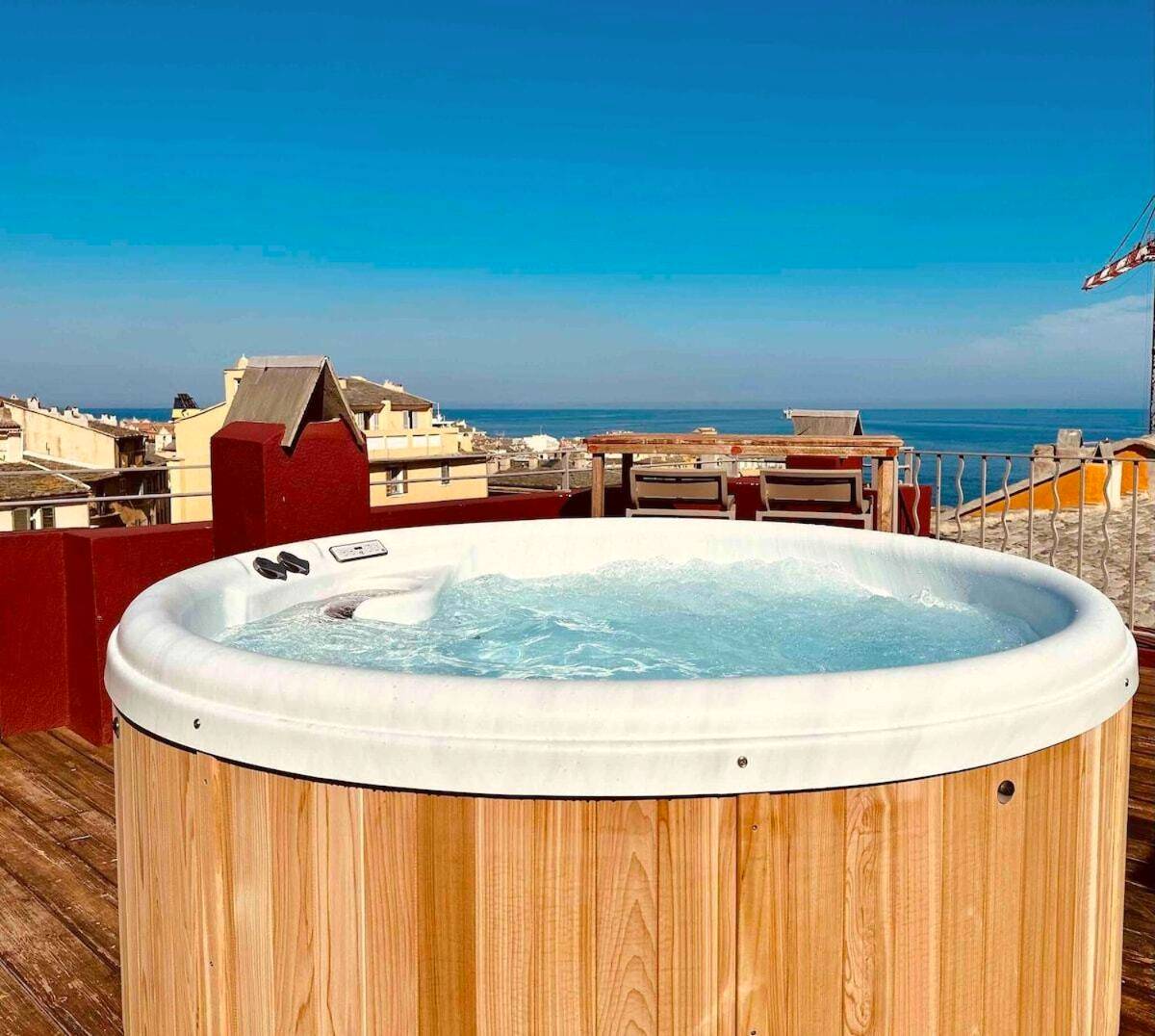 Jacuzzi extérieur sur terrasse face à la mer - Love Room Bastia - Vatta appartement centre ville avec roof top bain à...