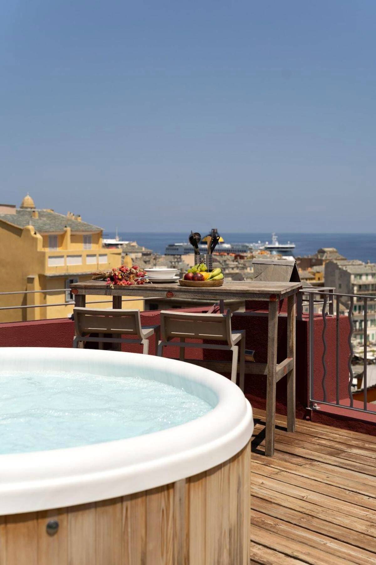 Espace repas en terrasse avec vue panoramique - Vatta appartement centre ville avec roof top bain à remous et vue panoramique