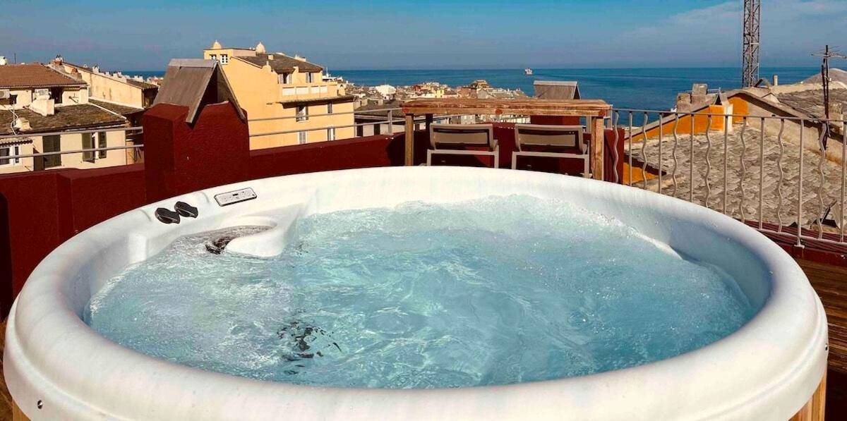 Bain à remous privatif sur toit - terrasse - Vatta appartement centre ville avec roof top bain à remous et vue panoramique