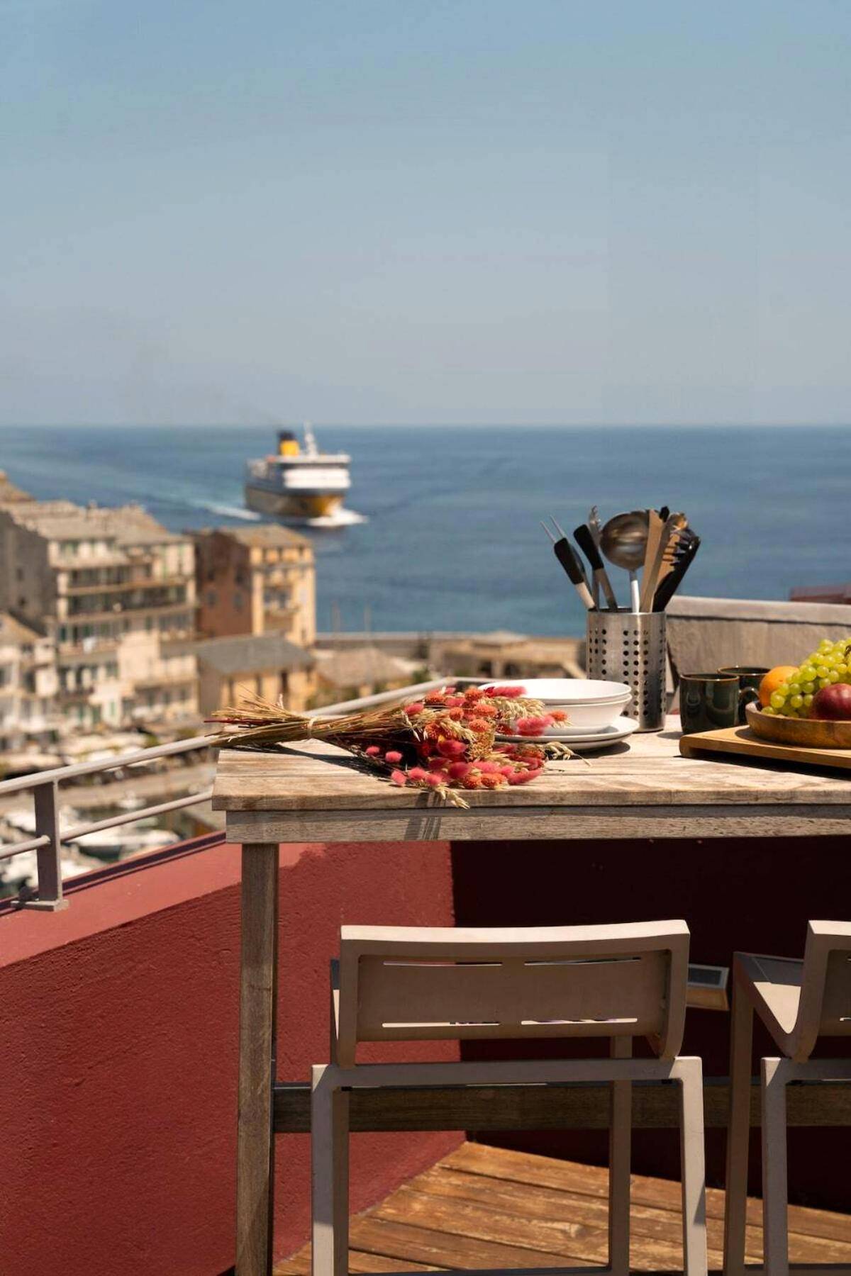 Table haute dressée avec vue sur le port - Vatta appartement centre ville avec roof top bain à remous et vue panoramique