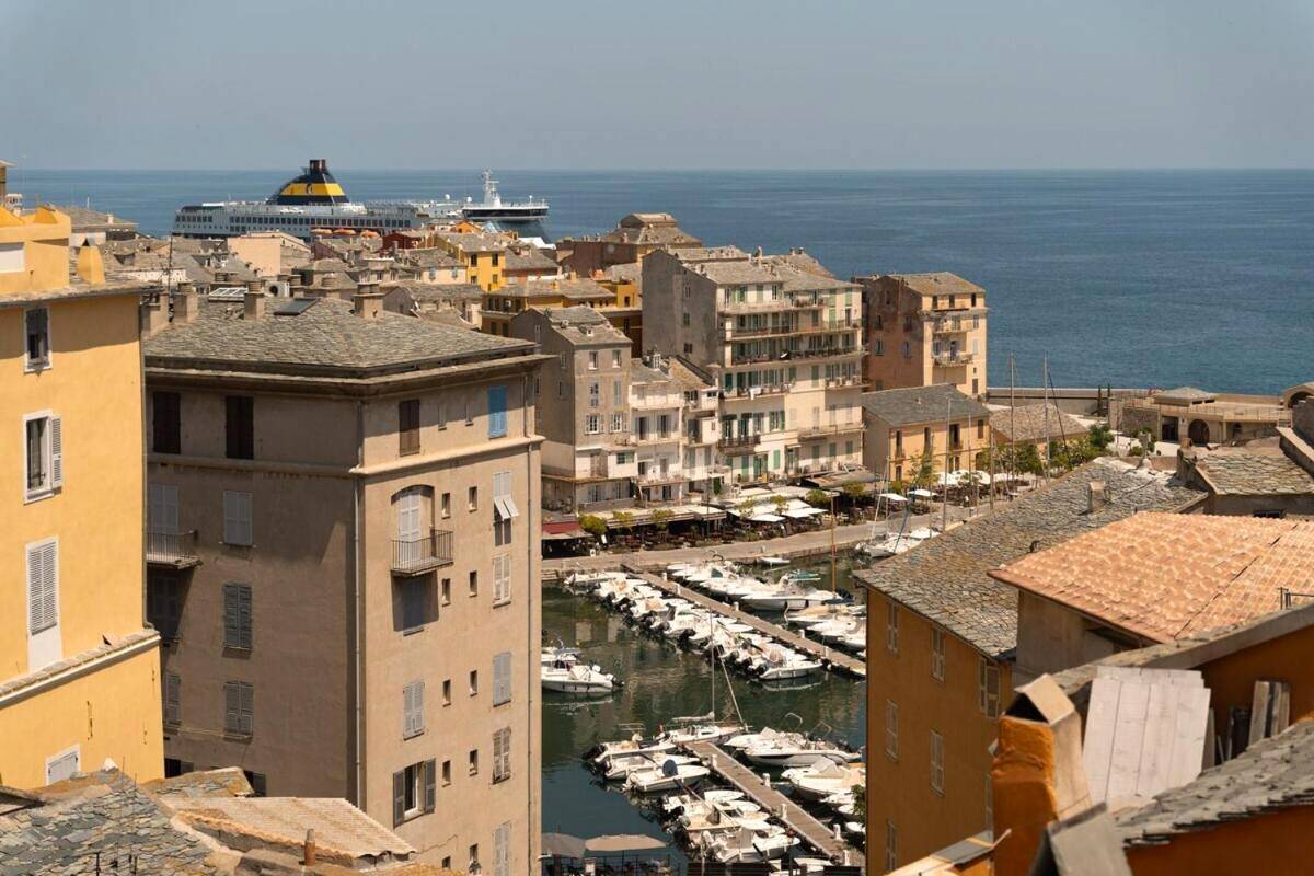 Vue panoramique sur le port et la mer - Vatta appartement centre ville avec roof top bain à remous et vue panoramique