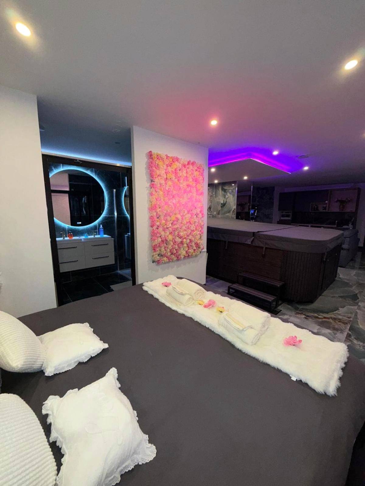 Chambre ouverte sur espace spa et salle d'eau - Vegas Spa