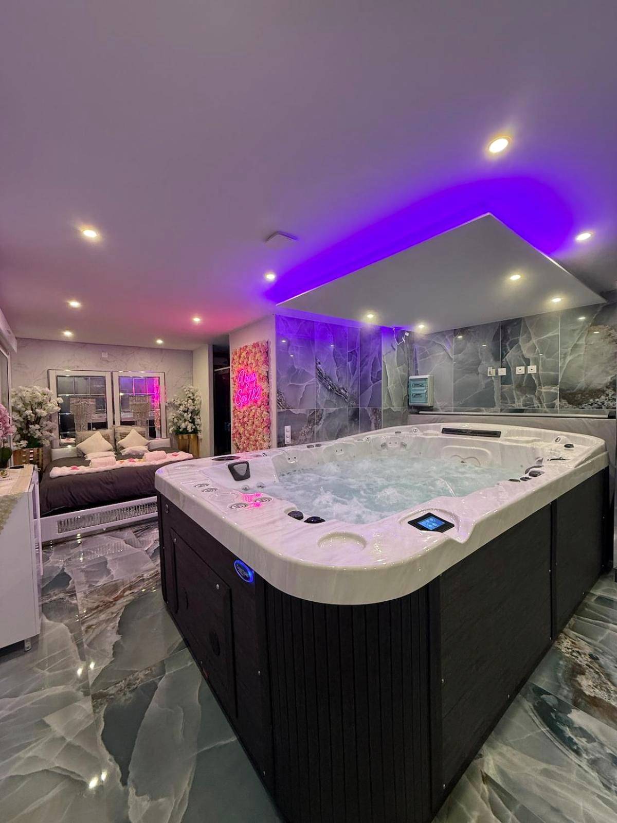 Grand jacuzzi privatif avec éclairage néon - Vegas Spa