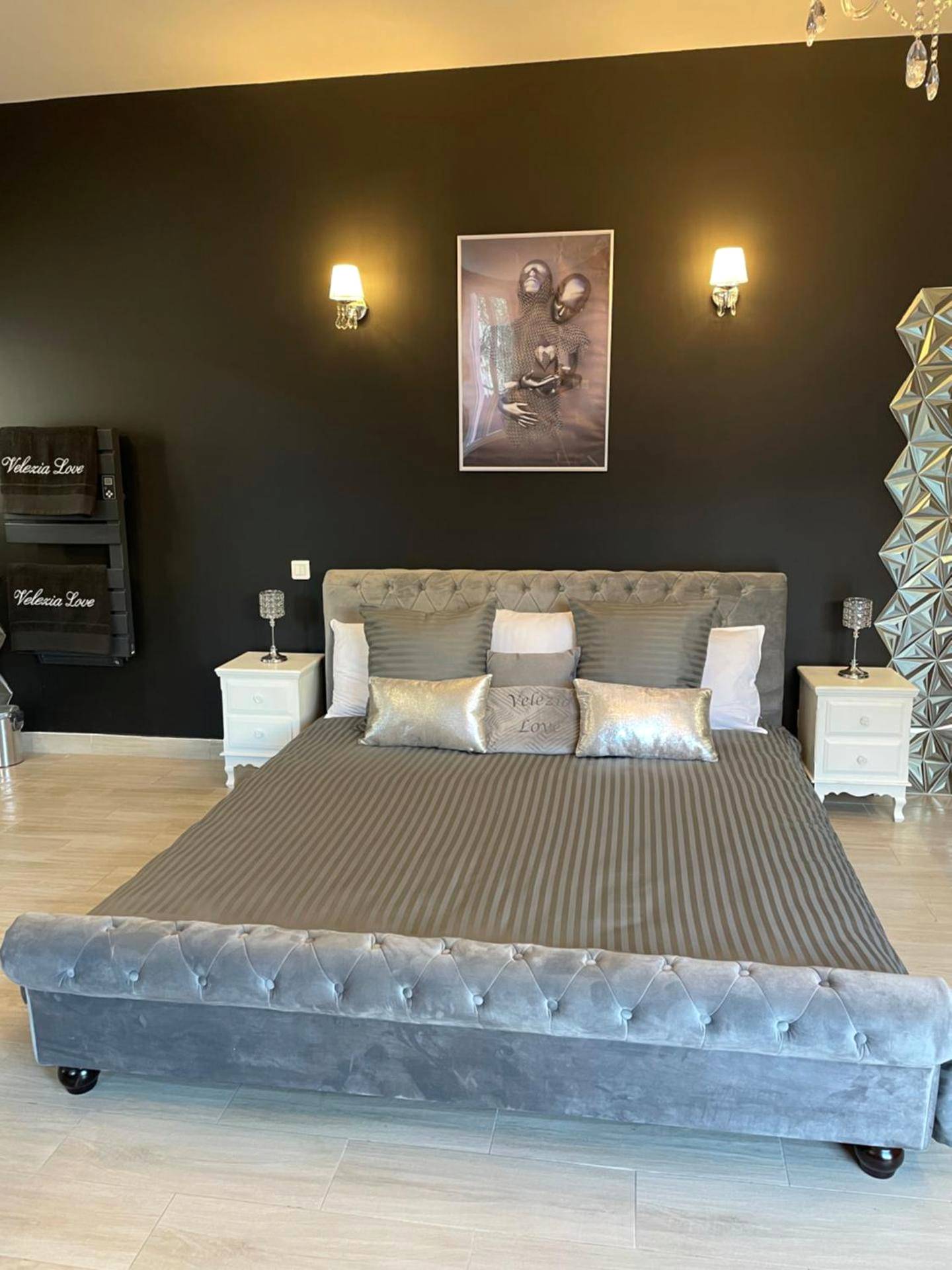 Lit double gris avec coussins argentés - Velezia LOVE