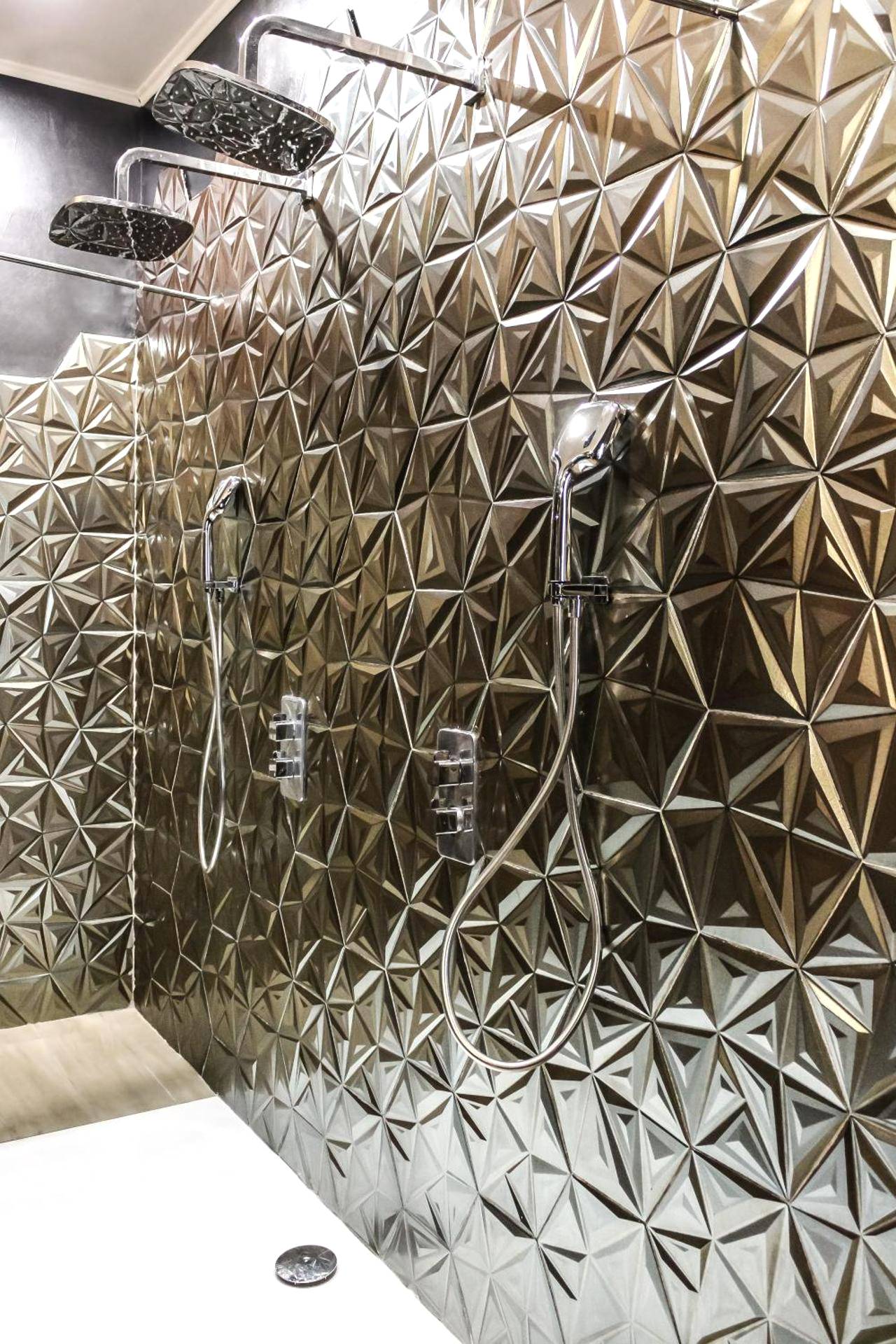 Double douche avec mur texturé doré - Velezia LOVE