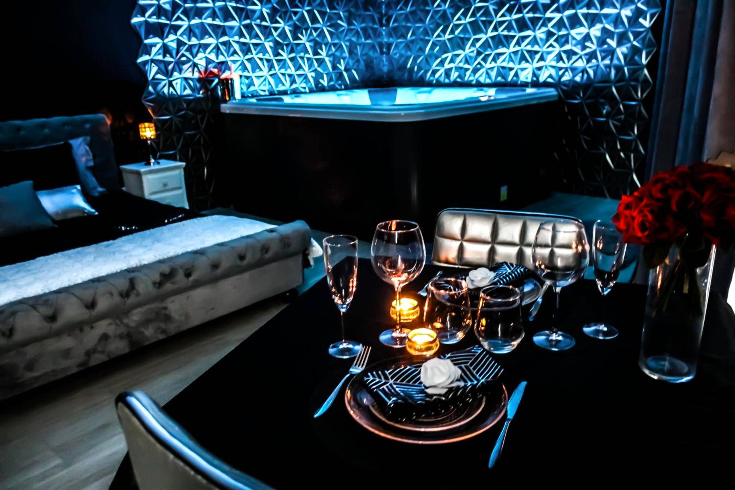 Table dressée pour dîner romantique - Velezia LOVE