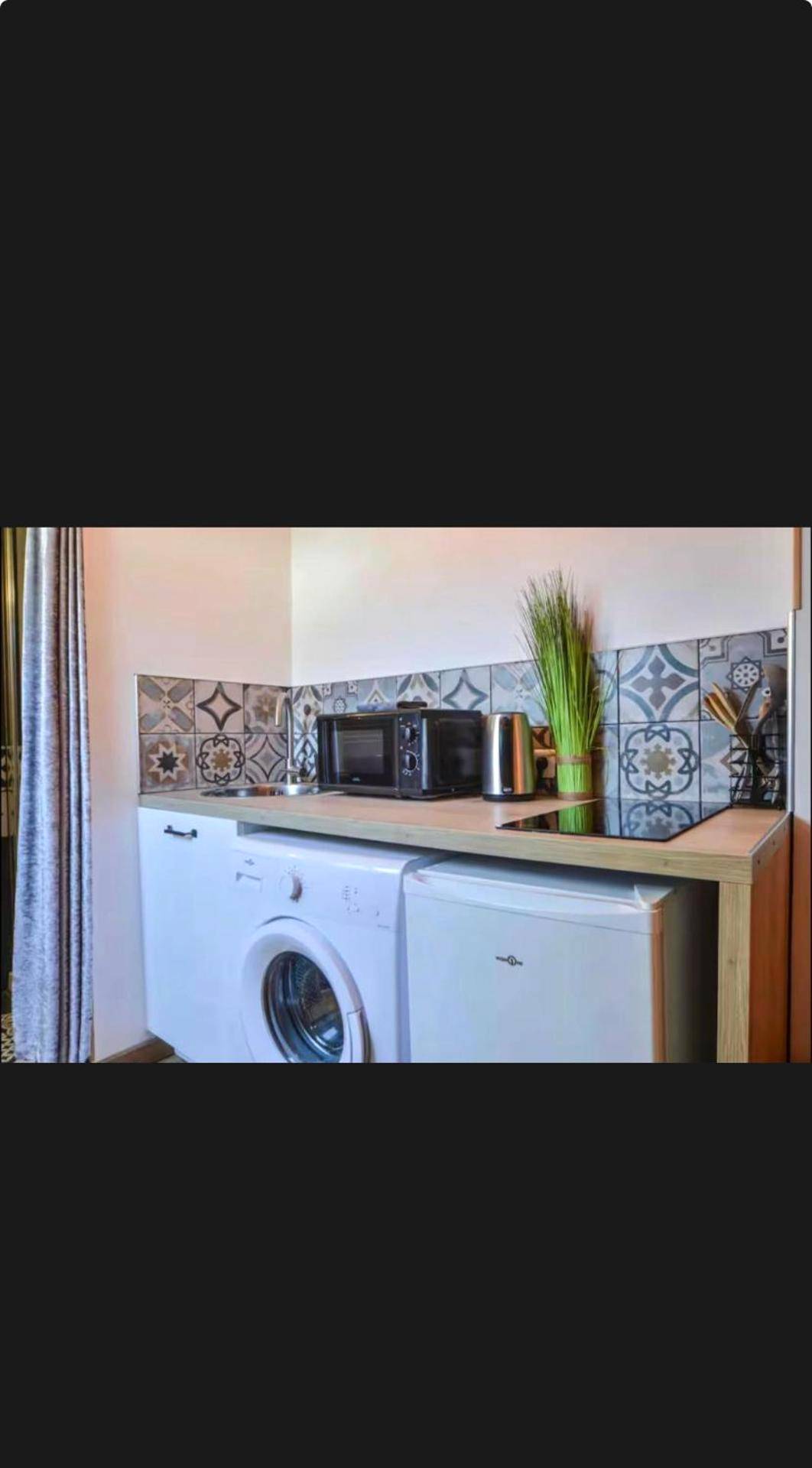 Kitchenette équipée avec lave - linge - Velours & Balnéo