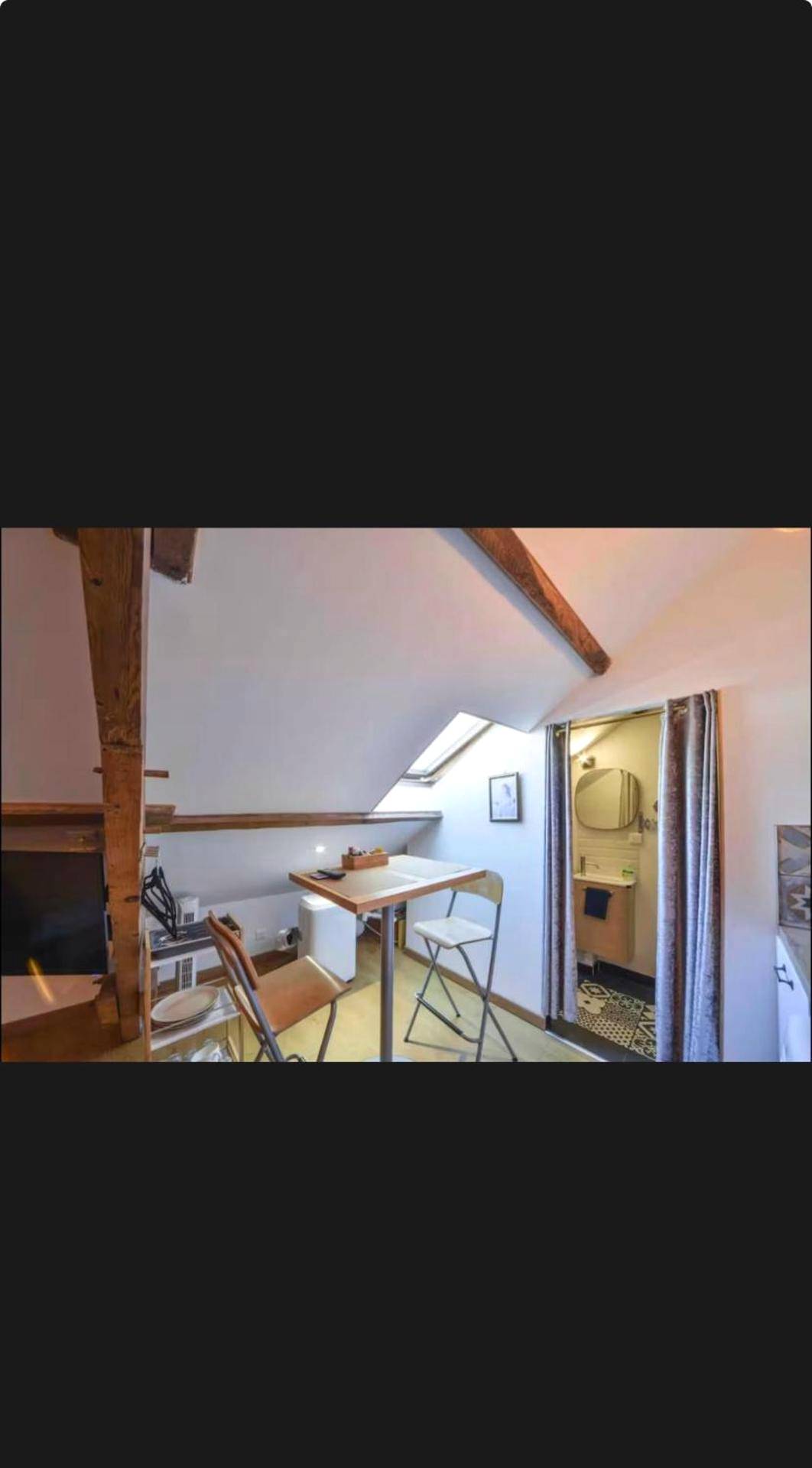 Coin repas mansardé avec poutres apparentes - Velours & Balnéo