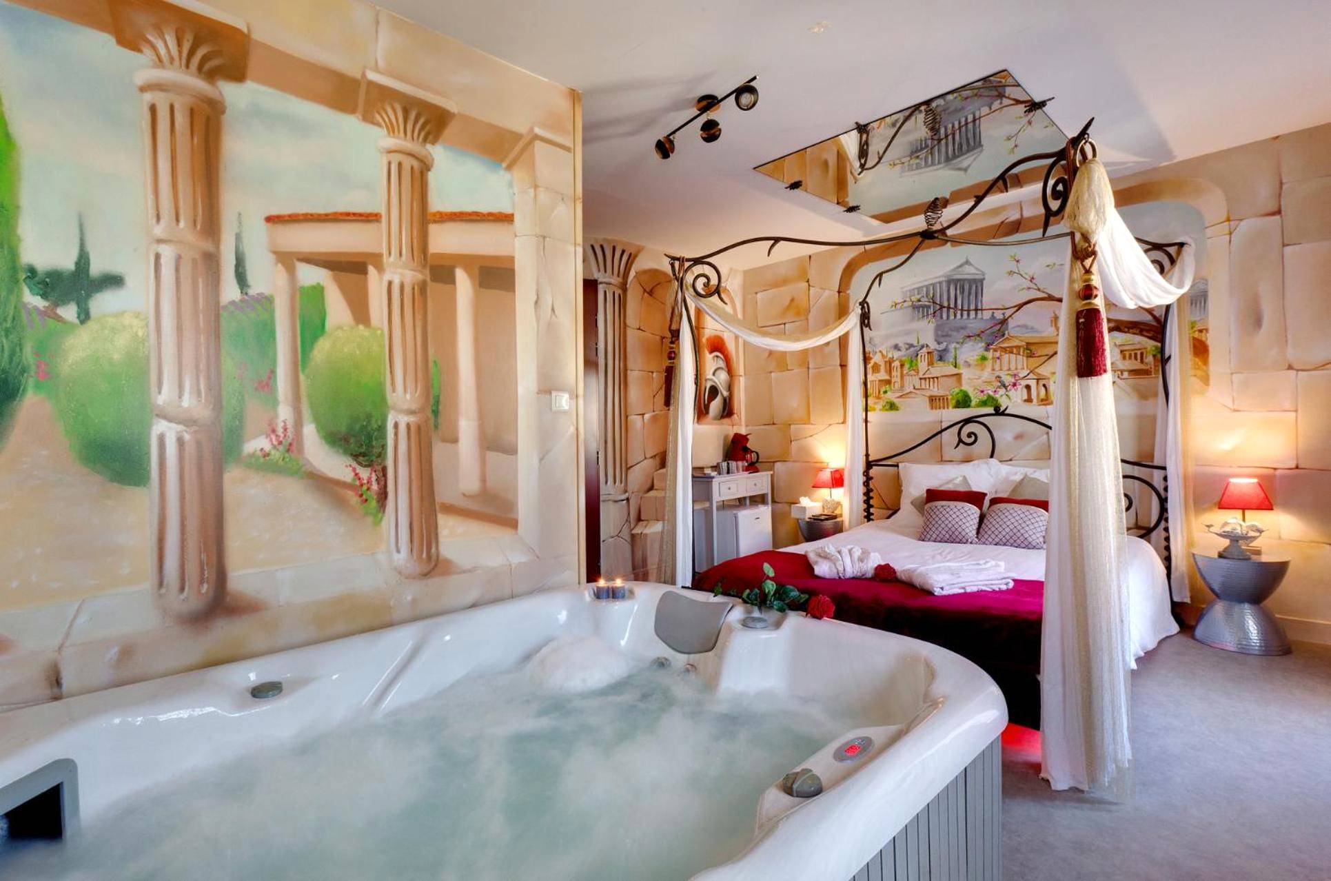 Jacuzzi privatif et lit à baldaquin thématique - Love Room Vichy - Chambre VENUS avec Jacuzzi privatif