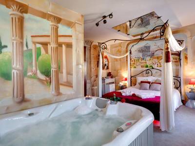 Jacuzzi privatif et lit à baldaquin thématique - Love Room Vichy - Chambre VENUS avec Jacuzzi privatif